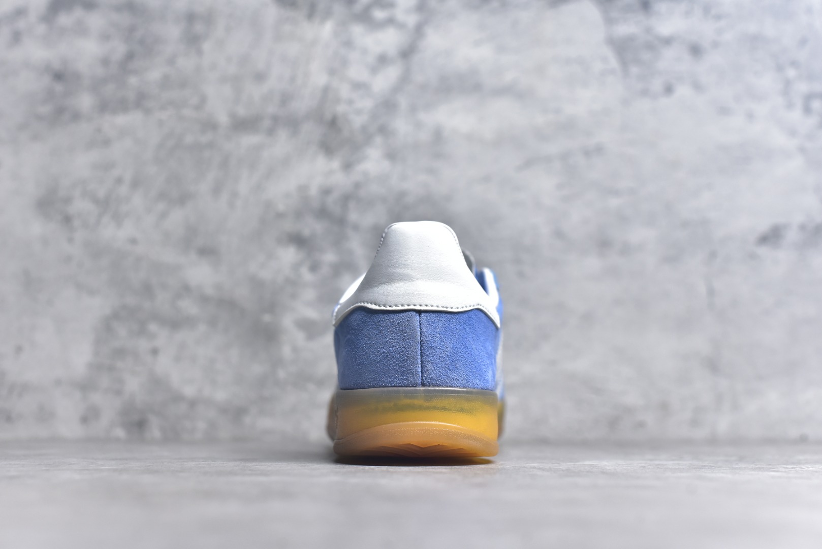 图片[5]-#AD Original Gazelle Indoor Trainers 瞪羚室内鞋系列低帮复古百搭休闲运动德训风板鞋HQ8717 高端零售特供批次 原厂定制长毛翻毛皮组合环保纤维革鞋面材质 内置环保海玻璃鞋垫 外置RB橡胶大底 产品品控稳定性领先行业 原厂全套原楦原纸板冲刀磨具开发 原厂皮料加持 原厂港宝加持定型后跟R度完美 将复古进行到底 简约流畅 三十年不变经典 这款Gazelle运动鞋 无论面料、配色、质感或设计 都只在重现其1991年原款的经典 皮革鞋面 撞色三条纹和鞋跟标的设计 力求呈现90年代的经典复古风潮 Samba火热的同时 也带动了其它的复古鞋型 Gazelle便是其中一只 Gazelle Indoor拥有包边更宽的T字型鞋头 更好的保护运动员的前掌 浓浓的复古氛围感 非常适合现在流行的Cleanfit风格 尺码：36-45-选品中心