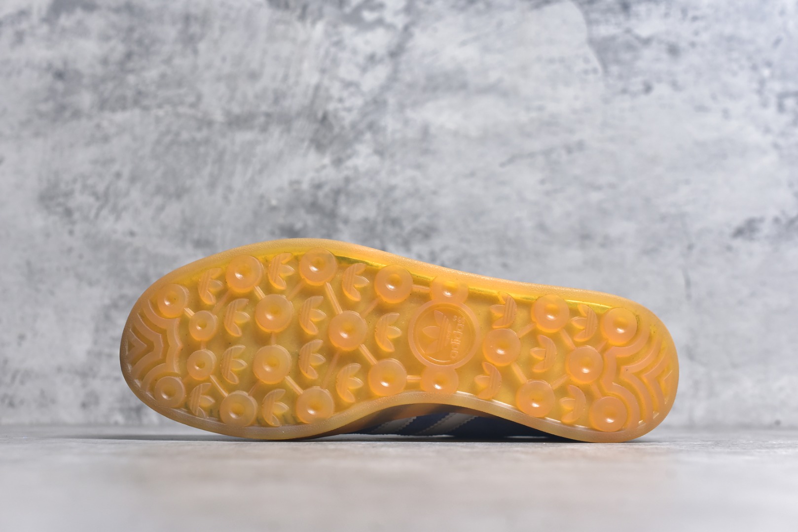 图片[6]-#AD Original Gazelle Indoor Trainers 瞪羚室内鞋系列低帮复古百搭休闲运动德训风板鞋HQ8717 高端零售特供批次 原厂定制长毛翻毛皮组合环保纤维革鞋面材质 内置环保海玻璃鞋垫 外置RB橡胶大底 产品品控稳定性领先行业 原厂全套原楦原纸板冲刀磨具开发 原厂皮料加持 原厂港宝加持定型后跟R度完美 将复古进行到底 简约流畅 三十年不变经典 这款Gazelle运动鞋 无论面料、配色、质感或设计 都只在重现其1991年原款的经典 皮革鞋面 撞色三条纹和鞋跟标的设计 力求呈现90年代的经典复古风潮 Samba火热的同时 也带动了其它的复古鞋型 Gazelle便是其中一只 Gazelle Indoor拥有包边更宽的T字型鞋头 更好的保护运动员的前掌 浓浓的复古氛围感 非常适合现在流行的Cleanfit风格 尺码：36-45-选品中心