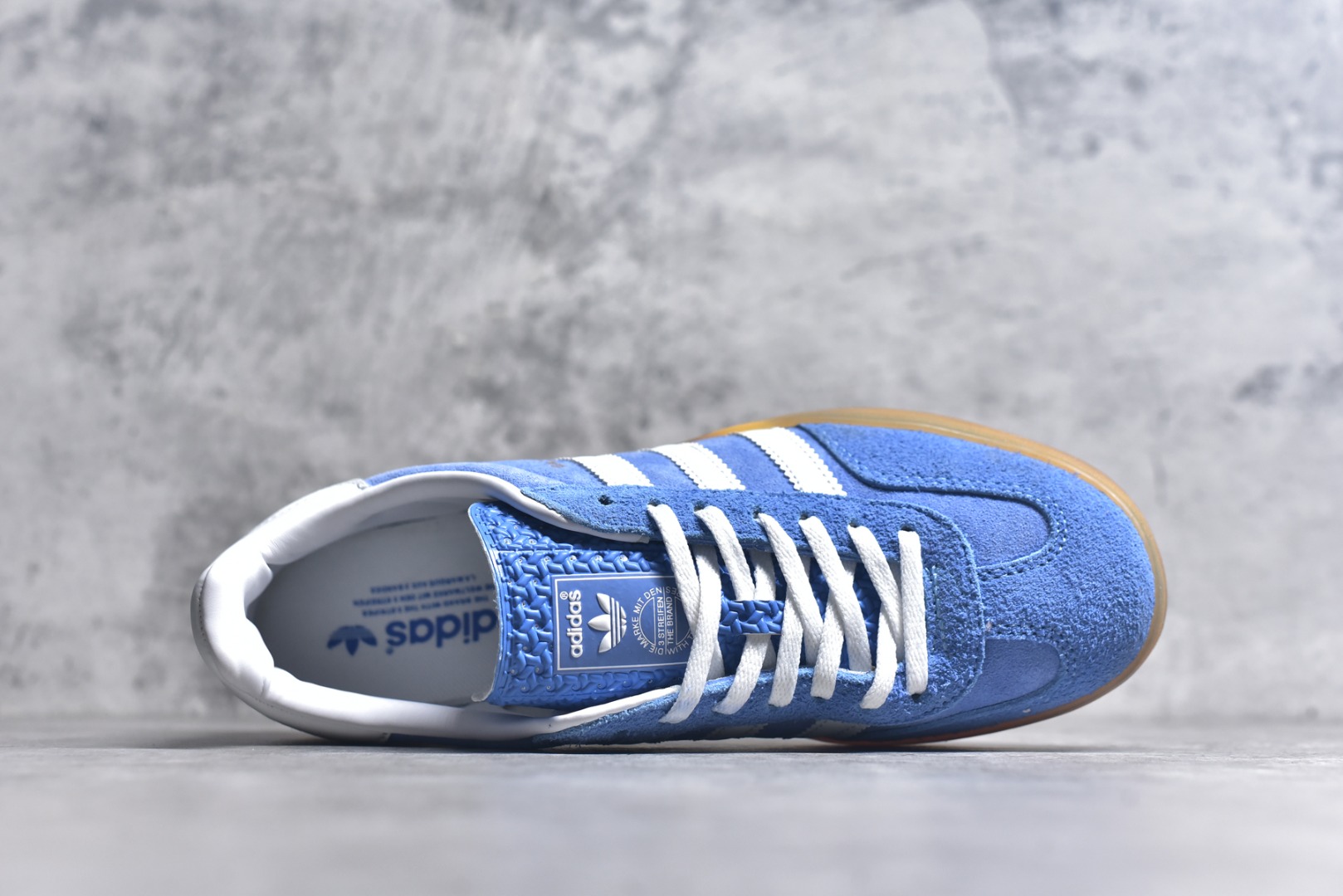 图片[4]-#AD Original Gazelle Indoor Trainers 瞪羚室内鞋系列低帮复古百搭休闲运动德训风板鞋HQ8717 高端零售特供批次 原厂定制长毛翻毛皮组合环保纤维革鞋面材质 内置环保海玻璃鞋垫 外置RB橡胶大底 产品品控稳定性领先行业 原厂全套原楦原纸板冲刀磨具开发 原厂皮料加持 原厂港宝加持定型后跟R度完美 将复古进行到底 简约流畅 三十年不变经典 这款Gazelle运动鞋 无论面料、配色、质感或设计 都只在重现其1991年原款的经典 皮革鞋面 撞色三条纹和鞋跟标的设计 力求呈现90年代的经典复古风潮 Samba火热的同时 也带动了其它的复古鞋型 Gazelle便是其中一只 Gazelle Indoor拥有包边更宽的T字型鞋头 更好的保护运动员的前掌 浓浓的复古氛围感 非常适合现在流行的Cleanfit风格 尺码：36-45-选品中心