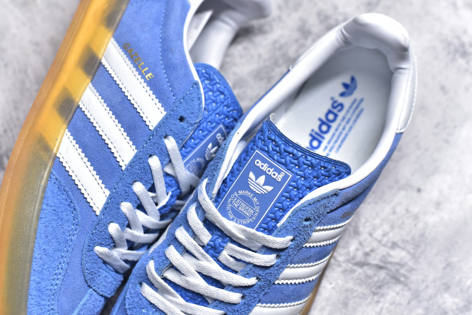 图片[9]-#AD Original Gazelle Indoor Trainers 瞪羚室内鞋系列低帮复古百搭休闲运动德训风板鞋HQ8717 高端零售特供批次 原厂定制长毛翻毛皮组合环保纤维革鞋面材质 内置环保海玻璃鞋垫 外置RB橡胶大底 产品品控稳定性领先行业 原厂全套原楦原纸板冲刀磨具开发 原厂皮料加持 原厂港宝加持定型后跟R度完美 将复古进行到底 简约流畅 三十年不变经典 这款Gazelle运动鞋 无论面料、配色、质感或设计 都只在重现其1991年原款的经典 皮革鞋面 撞色三条纹和鞋跟标的设计 力求呈现90年代的经典复古风潮 Samba火热的同时 也带动了其它的复古鞋型 Gazelle便是其中一只 Gazelle Indoor拥有包边更宽的T字型鞋头 更好的保护运动员的前掌 浓浓的复古氛围感 非常适合现在流行的Cleanfit风格 尺码：36-45-选品中心