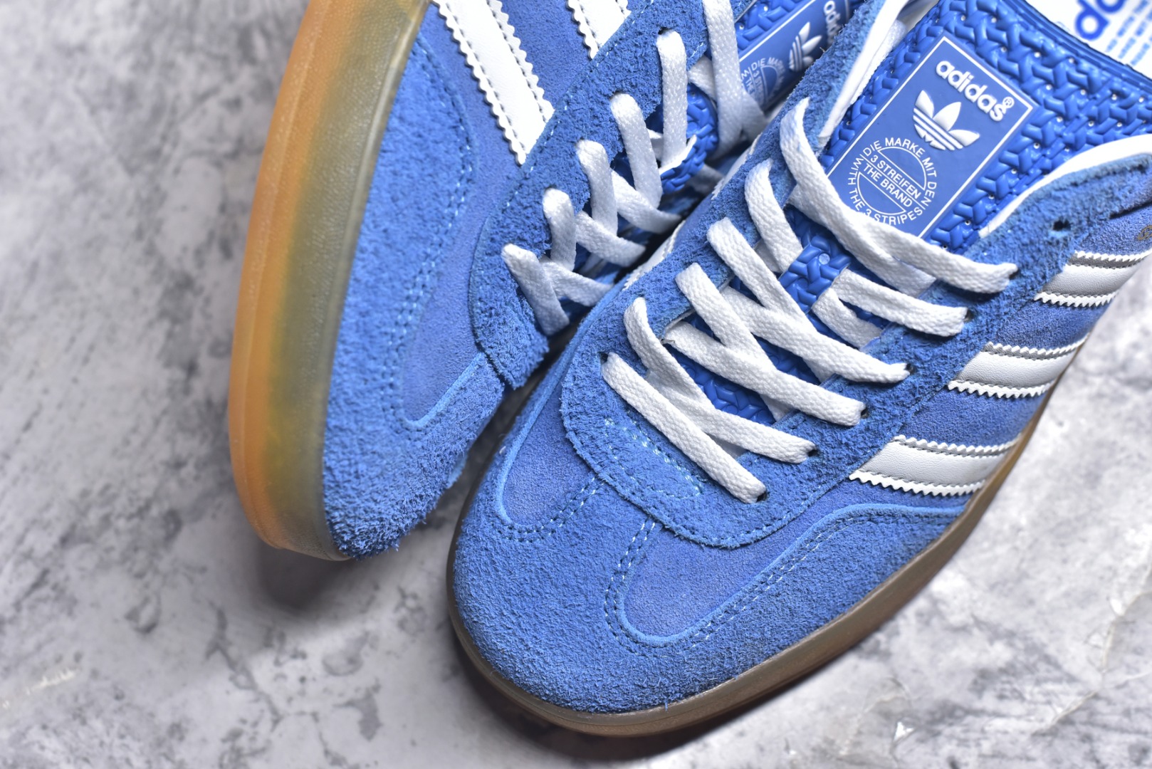 图片[8]-#AD Original Gazelle Indoor Trainers 瞪羚室内鞋系列低帮复古百搭休闲运动德训风板鞋HQ8717 高端零售特供批次 原厂定制长毛翻毛皮组合环保纤维革鞋面材质 内置环保海玻璃鞋垫 外置RB橡胶大底 产品品控稳定性领先行业 原厂全套原楦原纸板冲刀磨具开发 原厂皮料加持 原厂港宝加持定型后跟R度完美 将复古进行到底 简约流畅 三十年不变经典 这款Gazelle运动鞋 无论面料、配色、质感或设计 都只在重现其1991年原款的经典 皮革鞋面 撞色三条纹和鞋跟标的设计 力求呈现90年代的经典复古风潮 Samba火热的同时 也带动了其它的复古鞋型 Gazelle便是其中一只 Gazelle Indoor拥有包边更宽的T字型鞋头 更好的保护运动员的前掌 浓浓的复古氛围感 非常适合现在流行的Cleanfit风格 尺码：36-45-选品中心