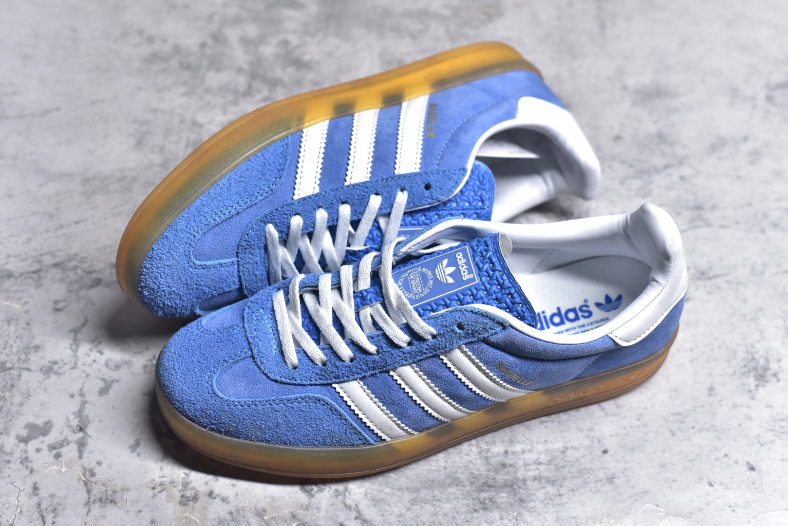 图片[7]-#AD Original Gazelle Indoor Trainers 瞪羚室内鞋系列低帮复古百搭休闲运动德训风板鞋HQ8717 高端零售特供批次 原厂定制长毛翻毛皮组合环保纤维革鞋面材质 内置环保海玻璃鞋垫 外置RB橡胶大底 产品品控稳定性领先行业 原厂全套原楦原纸板冲刀磨具开发 原厂皮料加持 原厂港宝加持定型后跟R度完美 将复古进行到底 简约流畅 三十年不变经典 这款Gazelle运动鞋 无论面料、配色、质感或设计 都只在重现其1991年原款的经典 皮革鞋面 撞色三条纹和鞋跟标的设计 力求呈现90年代的经典复古风潮 Samba火热的同时 也带动了其它的复古鞋型 Gazelle便是其中一只 Gazelle Indoor拥有包边更宽的T字型鞋头 更好的保护运动员的前掌 浓浓的复古氛围感 非常适合现在流行的Cleanfit风格 尺码：36-45-选品中心