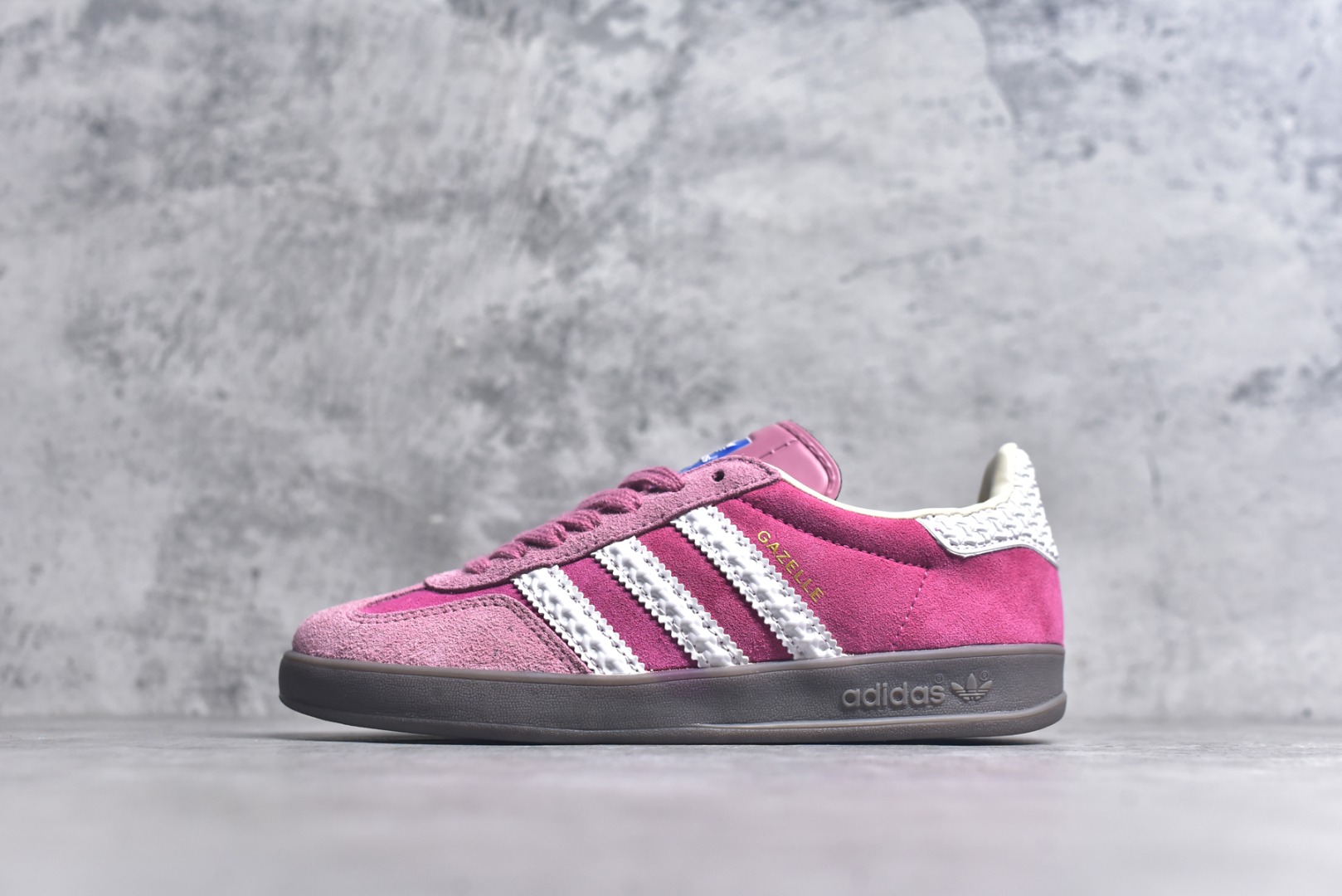 #AD Original Gazelle Indoor Trainers 瞪羚室内鞋系列低帮复古百搭休闲运动德训风板鞋 IF1809 高端零售特供批次 原厂定制长毛翻毛皮组合环保纤维革鞋面材质 内置环保海玻璃鞋垫 外置RB橡胶大底 产品品控稳定性领先行业 原厂全套原楦原纸板冲刀磨具开发 原厂皮料加持 原厂港宝加持定型后跟R度完美 将复古进行到底 简约流畅 三十年不变经典 这款Gazelle运动鞋 无论面料、配色、质感或设计 都只在重现其1991年原款的经典 皮革鞋面 撞色三条纹和鞋跟标的设计 力求呈现90年代的经典复古风潮 Samba火热的同时 也带动了其它的复古鞋型 Gazelle便是其中一只 Gazelle Indoor拥有包边更宽的T字型鞋头 更好的保护运动员的前掌 浓浓的复古氛围感 非常适合现在流行的Cleanfit风格 尺码：36-44-选品中心