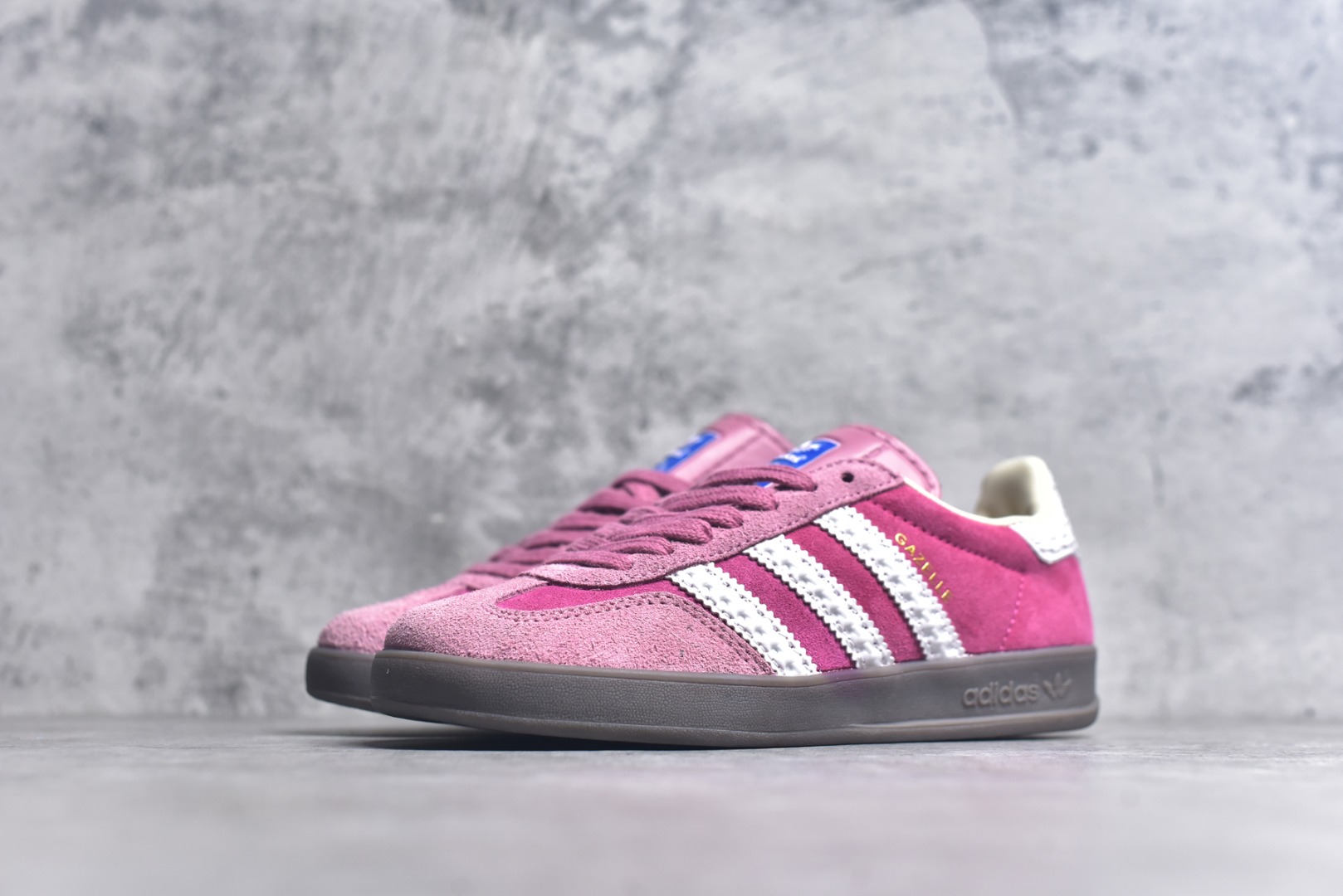 图片[2]-#AD Original Gazelle Indoor Trainers 瞪羚室内鞋系列低帮复古百搭休闲运动德训风板鞋 IF1809 高端零售特供批次 原厂定制长毛翻毛皮组合环保纤维革鞋面材质 内置环保海玻璃鞋垫 外置RB橡胶大底 产品品控稳定性领先行业 原厂全套原楦原纸板冲刀磨具开发 原厂皮料加持 原厂港宝加持定型后跟R度完美 将复古进行到底 简约流畅 三十年不变经典 这款Gazelle运动鞋 无论面料、配色、质感或设计 都只在重现其1991年原款的经典 皮革鞋面 撞色三条纹和鞋跟标的设计 力求呈现90年代的经典复古风潮 Samba火热的同时 也带动了其它的复古鞋型 Gazelle便是其中一只 Gazelle Indoor拥有包边更宽的T字型鞋头 更好的保护运动员的前掌 浓浓的复古氛围感 非常适合现在流行的Cleanfit风格 尺码：36-44-选品中心