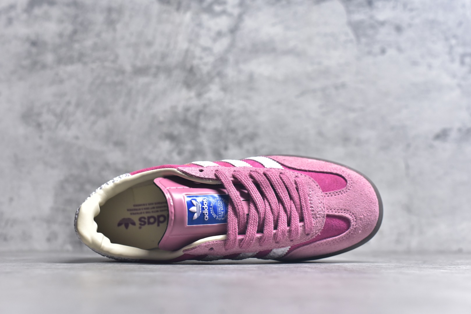图片[4]-#AD Original Gazelle Indoor Trainers 瞪羚室内鞋系列低帮复古百搭休闲运动德训风板鞋 IF1809 高端零售特供批次 原厂定制长毛翻毛皮组合环保纤维革鞋面材质 内置环保海玻璃鞋垫 外置RB橡胶大底 产品品控稳定性领先行业 原厂全套原楦原纸板冲刀磨具开发 原厂皮料加持 原厂港宝加持定型后跟R度完美 将复古进行到底 简约流畅 三十年不变经典 这款Gazelle运动鞋 无论面料、配色、质感或设计 都只在重现其1991年原款的经典 皮革鞋面 撞色三条纹和鞋跟标的设计 力求呈现90年代的经典复古风潮 Samba火热的同时 也带动了其它的复古鞋型 Gazelle便是其中一只 Gazelle Indoor拥有包边更宽的T字型鞋头 更好的保护运动员的前掌 浓浓的复古氛围感 非常适合现在流行的Cleanfit风格 尺码：36-44-选品中心
