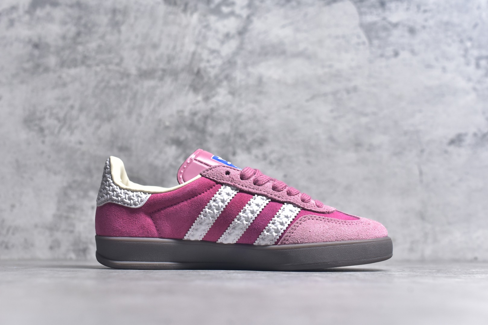 图片[3]-#AD Original Gazelle Indoor Trainers 瞪羚室内鞋系列低帮复古百搭休闲运动德训风板鞋 IF1809 高端零售特供批次 原厂定制长毛翻毛皮组合环保纤维革鞋面材质 内置环保海玻璃鞋垫 外置RB橡胶大底 产品品控稳定性领先行业 原厂全套原楦原纸板冲刀磨具开发 原厂皮料加持 原厂港宝加持定型后跟R度完美 将复古进行到底 简约流畅 三十年不变经典 这款Gazelle运动鞋 无论面料、配色、质感或设计 都只在重现其1991年原款的经典 皮革鞋面 撞色三条纹和鞋跟标的设计 力求呈现90年代的经典复古风潮 Samba火热的同时 也带动了其它的复古鞋型 Gazelle便是其中一只 Gazelle Indoor拥有包边更宽的T字型鞋头 更好的保护运动员的前掌 浓浓的复古氛围感 非常适合现在流行的Cleanfit风格 尺码：36-44-选品中心