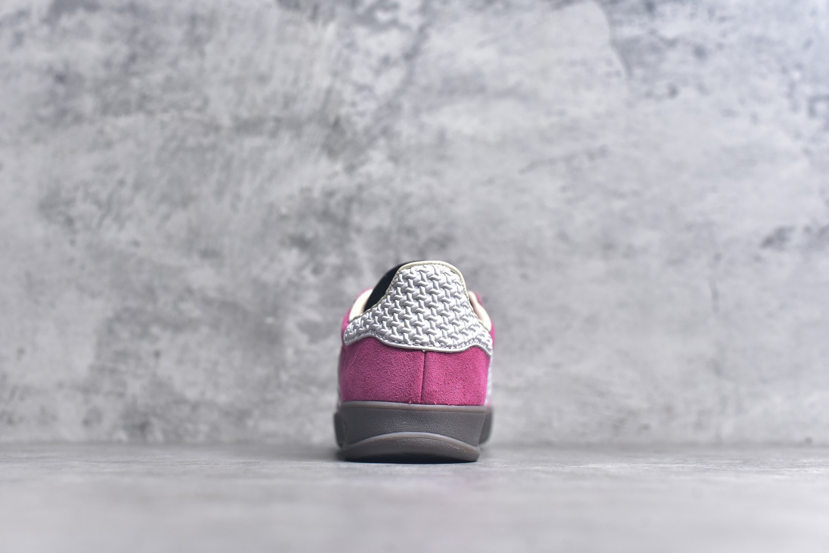 图片[5]-#AD Original Gazelle Indoor Trainers 瞪羚室内鞋系列低帮复古百搭休闲运动德训风板鞋 IF1809 高端零售特供批次 原厂定制长毛翻毛皮组合环保纤维革鞋面材质 内置环保海玻璃鞋垫 外置RB橡胶大底 产品品控稳定性领先行业 原厂全套原楦原纸板冲刀磨具开发 原厂皮料加持 原厂港宝加持定型后跟R度完美 将复古进行到底 简约流畅 三十年不变经典 这款Gazelle运动鞋 无论面料、配色、质感或设计 都只在重现其1991年原款的经典 皮革鞋面 撞色三条纹和鞋跟标的设计 力求呈现90年代的经典复古风潮 Samba火热的同时 也带动了其它的复古鞋型 Gazelle便是其中一只 Gazelle Indoor拥有包边更宽的T字型鞋头 更好的保护运动员的前掌 浓浓的复古氛围感 非常适合现在流行的Cleanfit风格 尺码：36-44-选品中心