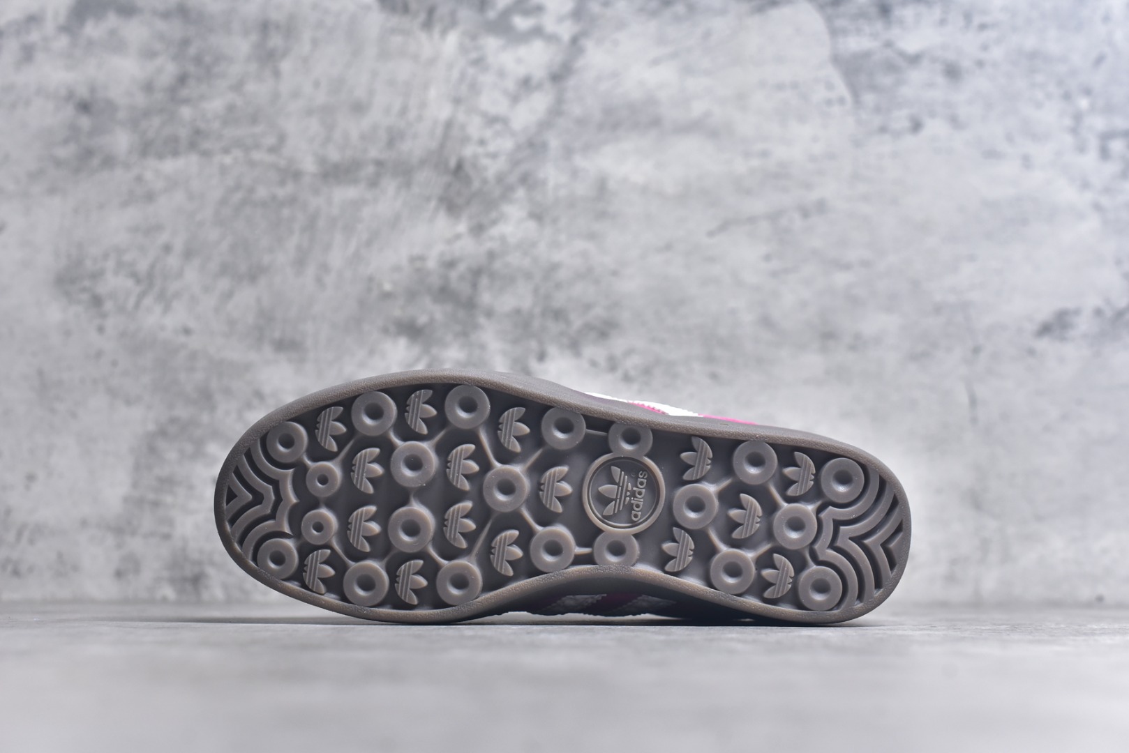 图片[6]-#AD Original Gazelle Indoor Trainers 瞪羚室内鞋系列低帮复古百搭休闲运动德训风板鞋 IF1809 高端零售特供批次 原厂定制长毛翻毛皮组合环保纤维革鞋面材质 内置环保海玻璃鞋垫 外置RB橡胶大底 产品品控稳定性领先行业 原厂全套原楦原纸板冲刀磨具开发 原厂皮料加持 原厂港宝加持定型后跟R度完美 将复古进行到底 简约流畅 三十年不变经典 这款Gazelle运动鞋 无论面料、配色、质感或设计 都只在重现其1991年原款的经典 皮革鞋面 撞色三条纹和鞋跟标的设计 力求呈现90年代的经典复古风潮 Samba火热的同时 也带动了其它的复古鞋型 Gazelle便是其中一只 Gazelle Indoor拥有包边更宽的T字型鞋头 更好的保护运动员的前掌 浓浓的复古氛围感 非常适合现在流行的Cleanfit风格 尺码：36-44-选品中心