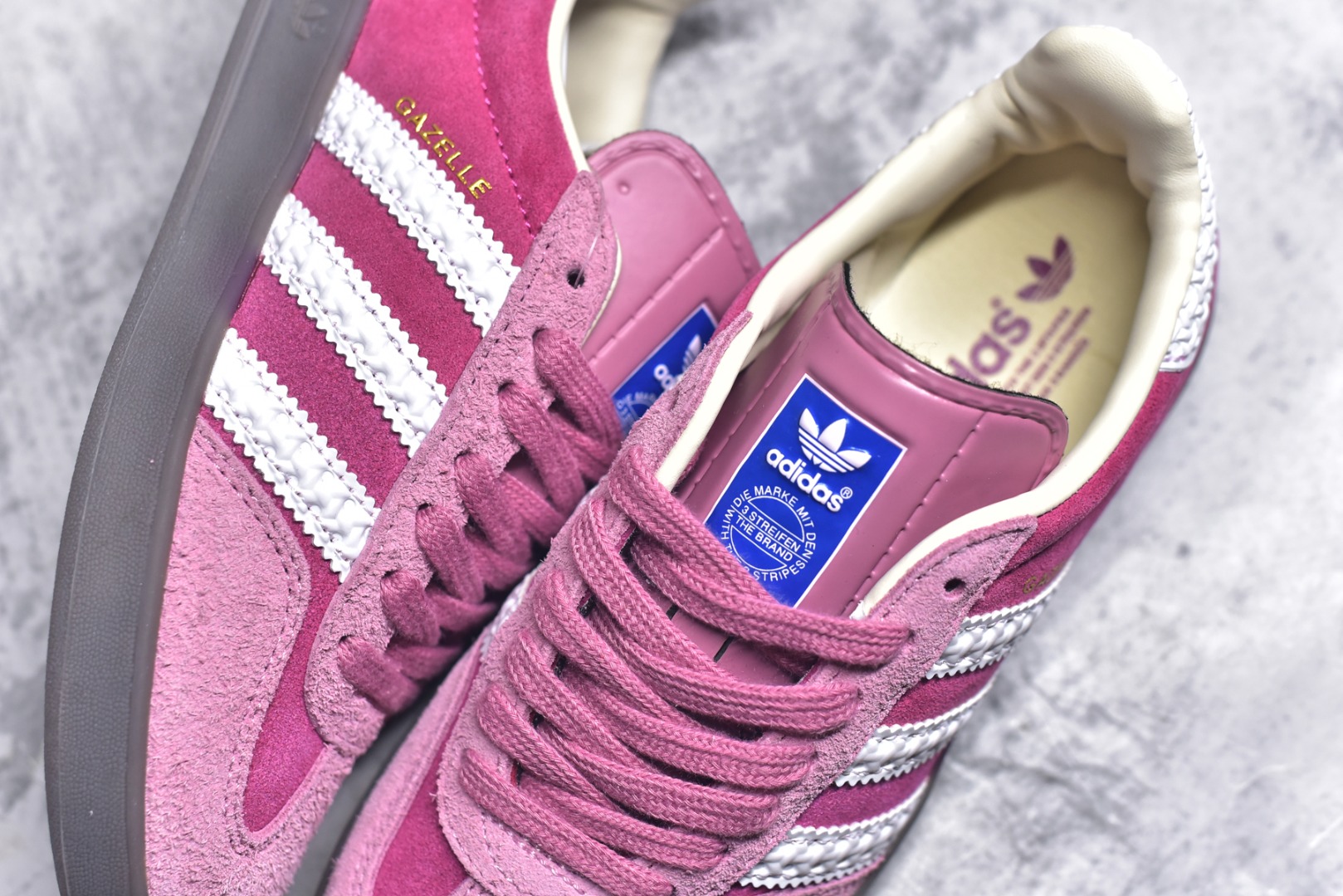 图片[9]-#AD Original Gazelle Indoor Trainers 瞪羚室内鞋系列低帮复古百搭休闲运动德训风板鞋 IF1809 高端零售特供批次 原厂定制长毛翻毛皮组合环保纤维革鞋面材质 内置环保海玻璃鞋垫 外置RB橡胶大底 产品品控稳定性领先行业 原厂全套原楦原纸板冲刀磨具开发 原厂皮料加持 原厂港宝加持定型后跟R度完美 将复古进行到底 简约流畅 三十年不变经典 这款Gazelle运动鞋 无论面料、配色、质感或设计 都只在重现其1991年原款的经典 皮革鞋面 撞色三条纹和鞋跟标的设计 力求呈现90年代的经典复古风潮 Samba火热的同时 也带动了其它的复古鞋型 Gazelle便是其中一只 Gazelle Indoor拥有包边更宽的T字型鞋头 更好的保护运动员的前掌 浓浓的复古氛围感 非常适合现在流行的Cleanfit风格 尺码：36-44-选品中心