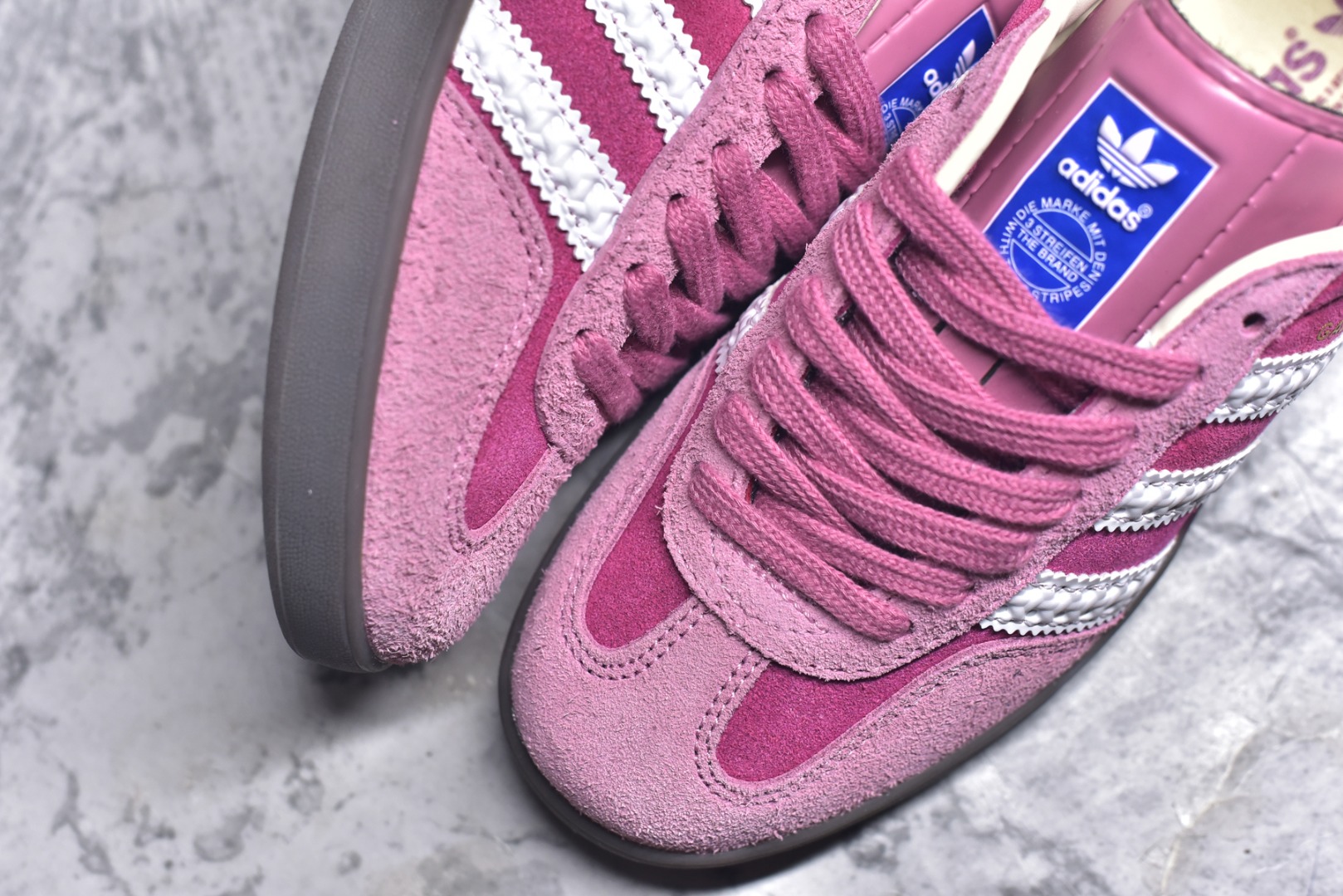 图片[8]-#AD Original Gazelle Indoor Trainers 瞪羚室内鞋系列低帮复古百搭休闲运动德训风板鞋 IF1809 高端零售特供批次 原厂定制长毛翻毛皮组合环保纤维革鞋面材质 内置环保海玻璃鞋垫 外置RB橡胶大底 产品品控稳定性领先行业 原厂全套原楦原纸板冲刀磨具开发 原厂皮料加持 原厂港宝加持定型后跟R度完美 将复古进行到底 简约流畅 三十年不变经典 这款Gazelle运动鞋 无论面料、配色、质感或设计 都只在重现其1991年原款的经典 皮革鞋面 撞色三条纹和鞋跟标的设计 力求呈现90年代的经典复古风潮 Samba火热的同时 也带动了其它的复古鞋型 Gazelle便是其中一只 Gazelle Indoor拥有包边更宽的T字型鞋头 更好的保护运动员的前掌 浓浓的复古氛围感 非常适合现在流行的Cleanfit风格 尺码：36-44-选品中心