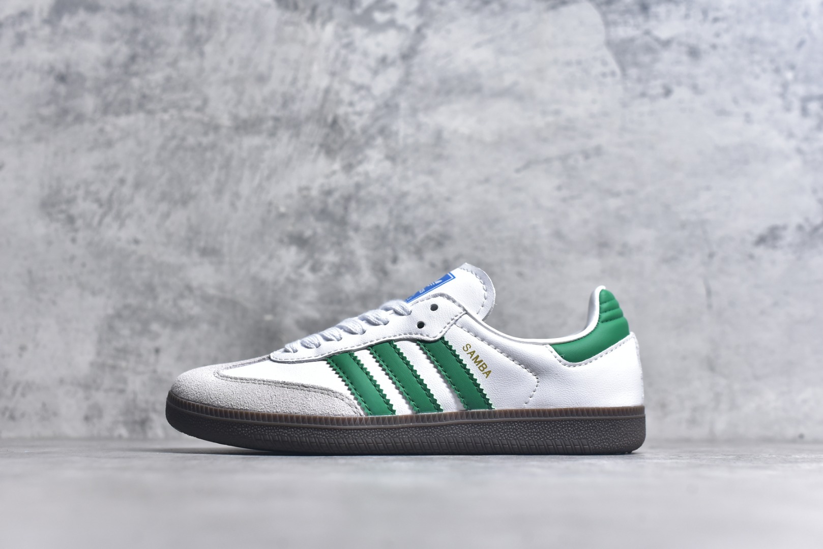 #AD Original Gazelle Indoor Trainers 瞪羚室内鞋系列低帮复古百搭休闲运动德训风板鞋 IG1024 高端零售特供批次 原厂定制长毛翻毛皮组合环保纤维革鞋面材质 内置环保海玻璃鞋垫 外置RB橡胶大底 产品品控稳定性领先行业 原厂全套原楦原纸板冲刀磨具开发 原厂皮料加持 原厂港宝加持定型后跟R度完美 将复古进行到底 简约流畅 三十年不变经典 这款Gazelle运动鞋 无论面料、配色、质感或设计 都只在重现其1991年原款的经典 皮革鞋面 撞色三条纹和鞋跟标的设计 力求呈现90年代的经典复古风潮 Samba火热的同时 也带动了其它的复古鞋型 Gazelle便是其中一只 Gazelle Indoor拥有包边更宽的T字型鞋头 更好的保护运动员的前掌 浓浓的复古氛围感 非常适合现在流行的Cleanfit风格 尺码：36-45-选品中心