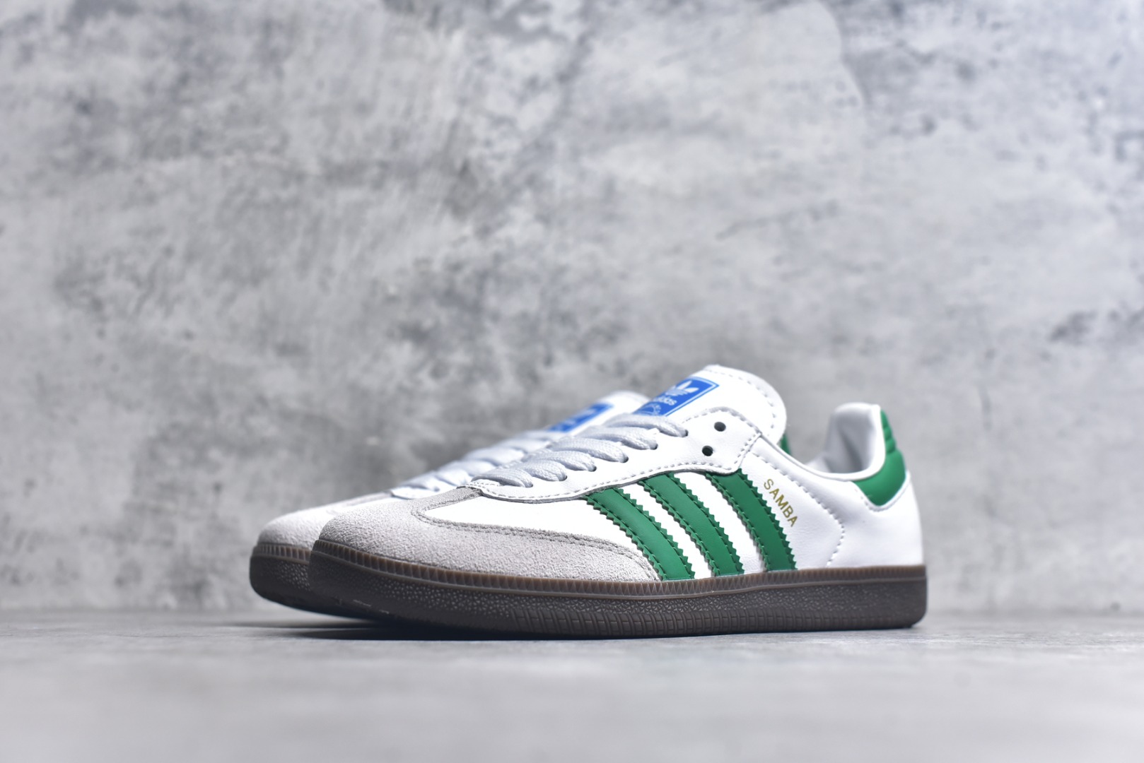 图片[2]-#AD Original Gazelle Indoor Trainers 瞪羚室内鞋系列低帮复古百搭休闲运动德训风板鞋 IG1024 高端零售特供批次 原厂定制长毛翻毛皮组合环保纤维革鞋面材质 内置环保海玻璃鞋垫 外置RB橡胶大底 产品品控稳定性领先行业 原厂全套原楦原纸板冲刀磨具开发 原厂皮料加持 原厂港宝加持定型后跟R度完美 将复古进行到底 简约流畅 三十年不变经典 这款Gazelle运动鞋 无论面料、配色、质感或设计 都只在重现其1991年原款的经典 皮革鞋面 撞色三条纹和鞋跟标的设计 力求呈现90年代的经典复古风潮 Samba火热的同时 也带动了其它的复古鞋型 Gazelle便是其中一只 Gazelle Indoor拥有包边更宽的T字型鞋头 更好的保护运动员的前掌 浓浓的复古氛围感 非常适合现在流行的Cleanfit风格 尺码：36-45-选品中心