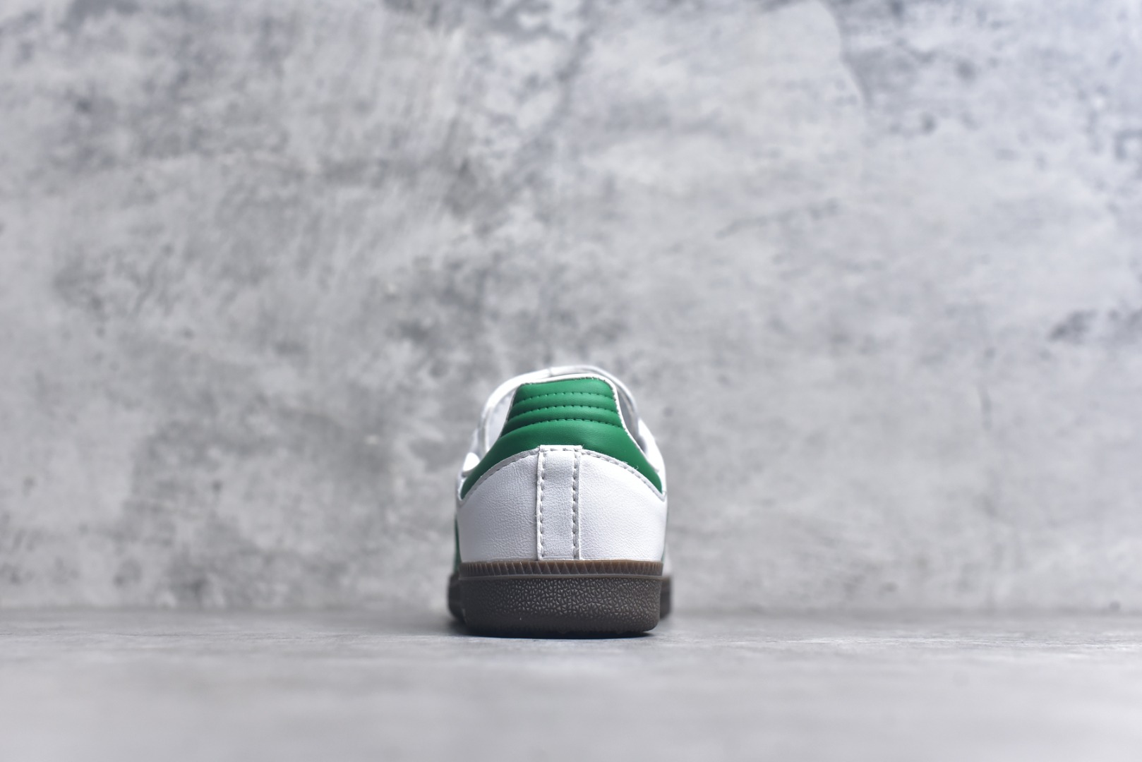 图片[5]-#AD Original Gazelle Indoor Trainers 瞪羚室内鞋系列低帮复古百搭休闲运动德训风板鞋 IG1024 高端零售特供批次 原厂定制长毛翻毛皮组合环保纤维革鞋面材质 内置环保海玻璃鞋垫 外置RB橡胶大底 产品品控稳定性领先行业 原厂全套原楦原纸板冲刀磨具开发 原厂皮料加持 原厂港宝加持定型后跟R度完美 将复古进行到底 简约流畅 三十年不变经典 这款Gazelle运动鞋 无论面料、配色、质感或设计 都只在重现其1991年原款的经典 皮革鞋面 撞色三条纹和鞋跟标的设计 力求呈现90年代的经典复古风潮 Samba火热的同时 也带动了其它的复古鞋型 Gazelle便是其中一只 Gazelle Indoor拥有包边更宽的T字型鞋头 更好的保护运动员的前掌 浓浓的复古氛围感 非常适合现在流行的Cleanfit风格 尺码：36-45-选品中心