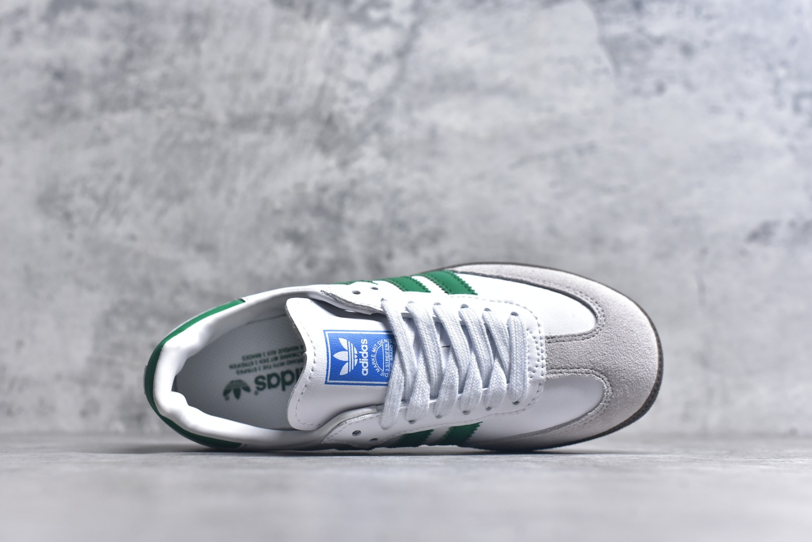 图片[4]-#AD Original Gazelle Indoor Trainers 瞪羚室内鞋系列低帮复古百搭休闲运动德训风板鞋 IG1024 高端零售特供批次 原厂定制长毛翻毛皮组合环保纤维革鞋面材质 内置环保海玻璃鞋垫 外置RB橡胶大底 产品品控稳定性领先行业 原厂全套原楦原纸板冲刀磨具开发 原厂皮料加持 原厂港宝加持定型后跟R度完美 将复古进行到底 简约流畅 三十年不变经典 这款Gazelle运动鞋 无论面料、配色、质感或设计 都只在重现其1991年原款的经典 皮革鞋面 撞色三条纹和鞋跟标的设计 力求呈现90年代的经典复古风潮 Samba火热的同时 也带动了其它的复古鞋型 Gazelle便是其中一只 Gazelle Indoor拥有包边更宽的T字型鞋头 更好的保护运动员的前掌 浓浓的复古氛围感 非常适合现在流行的Cleanfit风格 尺码：36-45-选品中心