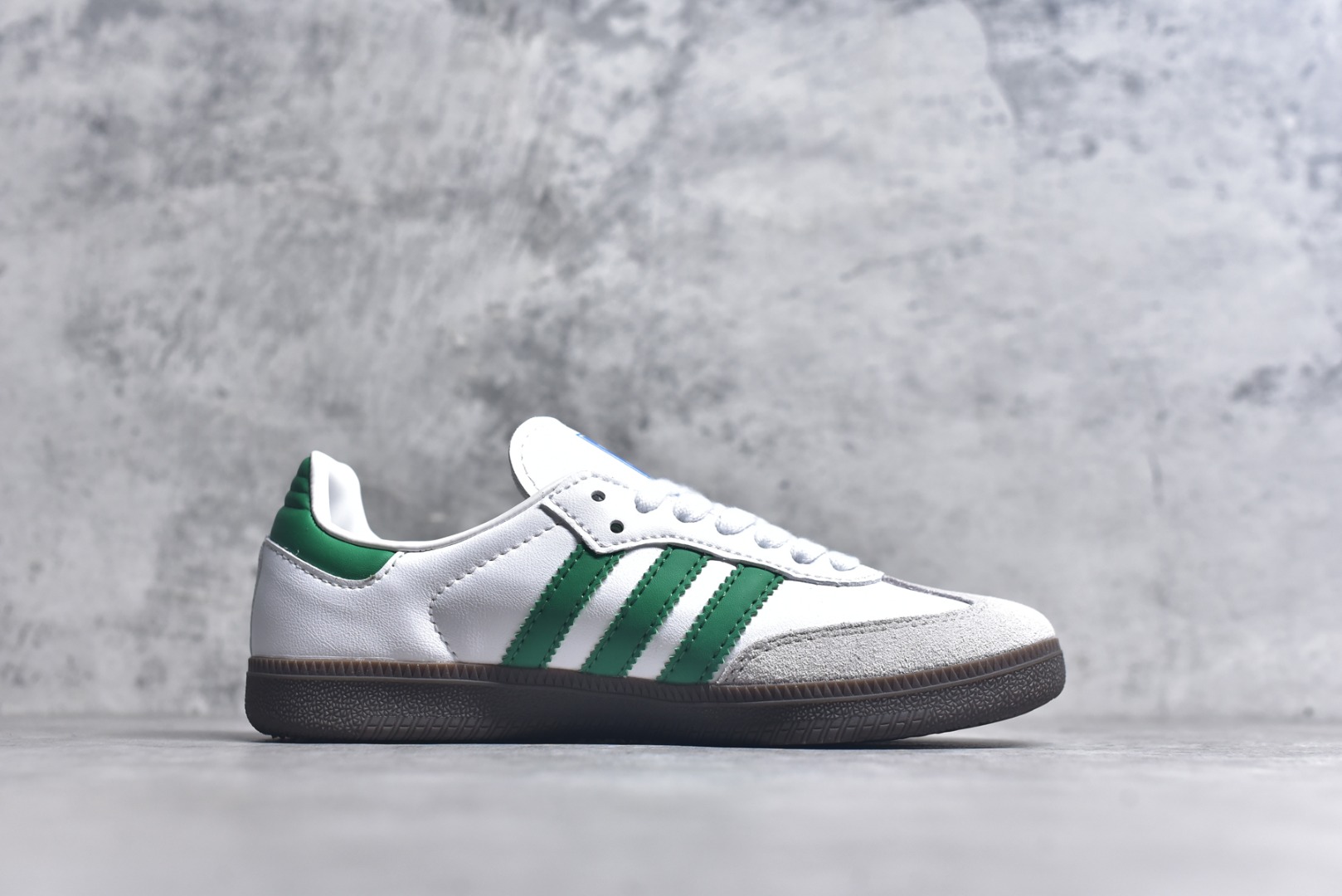 图片[3]-#AD Original Gazelle Indoor Trainers 瞪羚室内鞋系列低帮复古百搭休闲运动德训风板鞋 IG1024 高端零售特供批次 原厂定制长毛翻毛皮组合环保纤维革鞋面材质 内置环保海玻璃鞋垫 外置RB橡胶大底 产品品控稳定性领先行业 原厂全套原楦原纸板冲刀磨具开发 原厂皮料加持 原厂港宝加持定型后跟R度完美 将复古进行到底 简约流畅 三十年不变经典 这款Gazelle运动鞋 无论面料、配色、质感或设计 都只在重现其1991年原款的经典 皮革鞋面 撞色三条纹和鞋跟标的设计 力求呈现90年代的经典复古风潮 Samba火热的同时 也带动了其它的复古鞋型 Gazelle便是其中一只 Gazelle Indoor拥有包边更宽的T字型鞋头 更好的保护运动员的前掌 浓浓的复古氛围感 非常适合现在流行的Cleanfit风格 尺码：36-45-选品中心