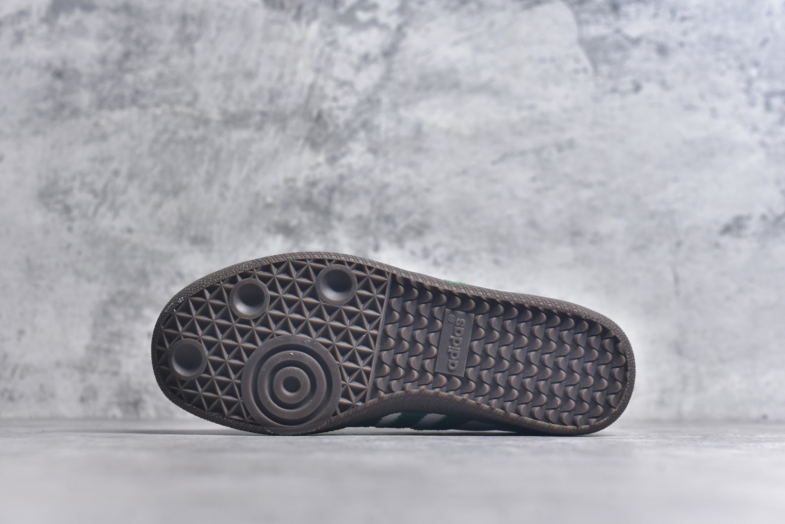 图片[6]-#AD Original Gazelle Indoor Trainers 瞪羚室内鞋系列低帮复古百搭休闲运动德训风板鞋 IG1024 高端零售特供批次 原厂定制长毛翻毛皮组合环保纤维革鞋面材质 内置环保海玻璃鞋垫 外置RB橡胶大底 产品品控稳定性领先行业 原厂全套原楦原纸板冲刀磨具开发 原厂皮料加持 原厂港宝加持定型后跟R度完美 将复古进行到底 简约流畅 三十年不变经典 这款Gazelle运动鞋 无论面料、配色、质感或设计 都只在重现其1991年原款的经典 皮革鞋面 撞色三条纹和鞋跟标的设计 力求呈现90年代的经典复古风潮 Samba火热的同时 也带动了其它的复古鞋型 Gazelle便是其中一只 Gazelle Indoor拥有包边更宽的T字型鞋头 更好的保护运动员的前掌 浓浓的复古氛围感 非常适合现在流行的Cleanfit风格 尺码：36-45-选品中心