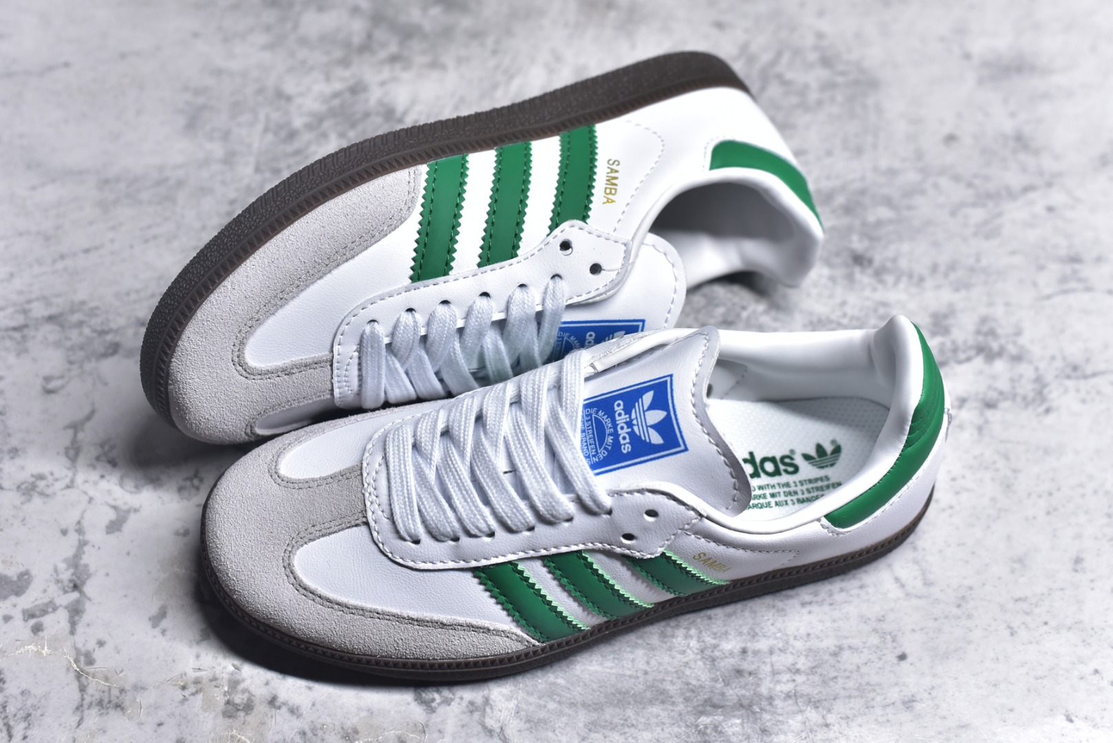图片[7]-#AD Original Gazelle Indoor Trainers 瞪羚室内鞋系列低帮复古百搭休闲运动德训风板鞋 IG1024 高端零售特供批次 原厂定制长毛翻毛皮组合环保纤维革鞋面材质 内置环保海玻璃鞋垫 外置RB橡胶大底 产品品控稳定性领先行业 原厂全套原楦原纸板冲刀磨具开发 原厂皮料加持 原厂港宝加持定型后跟R度完美 将复古进行到底 简约流畅 三十年不变经典 这款Gazelle运动鞋 无论面料、配色、质感或设计 都只在重现其1991年原款的经典 皮革鞋面 撞色三条纹和鞋跟标的设计 力求呈现90年代的经典复古风潮 Samba火热的同时 也带动了其它的复古鞋型 Gazelle便是其中一只 Gazelle Indoor拥有包边更宽的T字型鞋头 更好的保护运动员的前掌 浓浓的复古氛围感 非常适合现在流行的Cleanfit风格 尺码：36-45-选品中心
