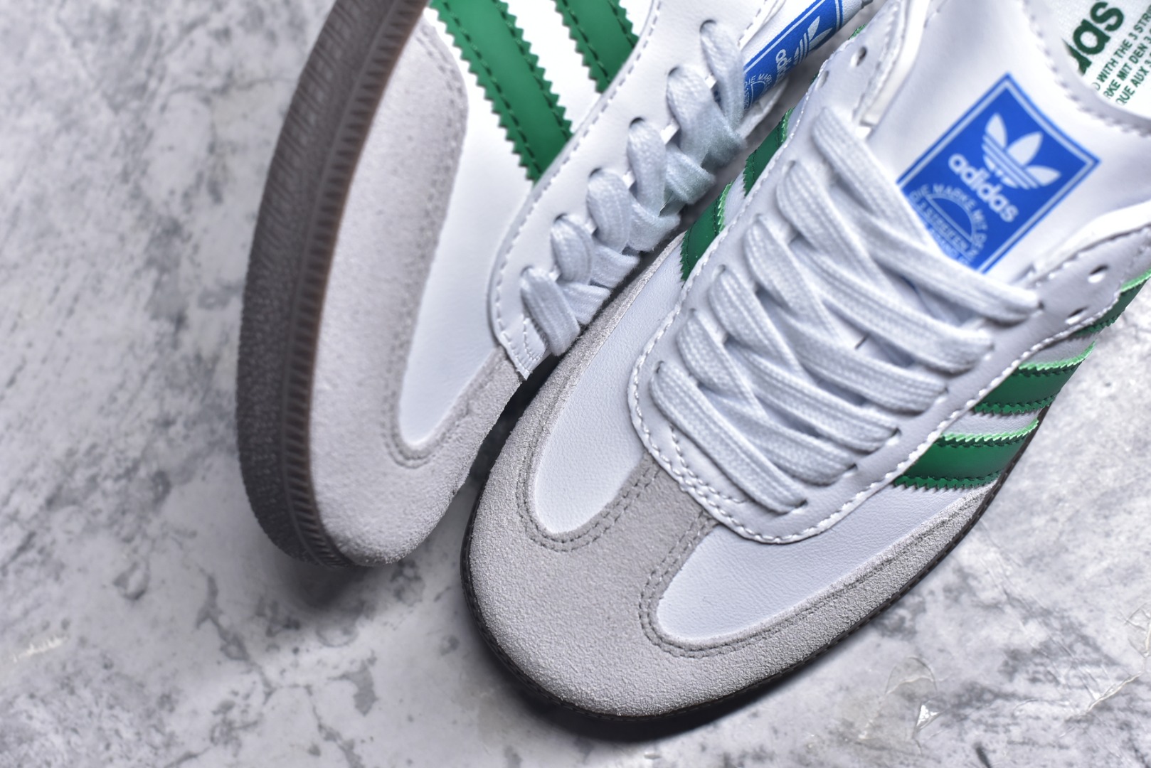 图片[8]-#AD Original Gazelle Indoor Trainers 瞪羚室内鞋系列低帮复古百搭休闲运动德训风板鞋 IG1024 高端零售特供批次 原厂定制长毛翻毛皮组合环保纤维革鞋面材质 内置环保海玻璃鞋垫 外置RB橡胶大底 产品品控稳定性领先行业 原厂全套原楦原纸板冲刀磨具开发 原厂皮料加持 原厂港宝加持定型后跟R度完美 将复古进行到底 简约流畅 三十年不变经典 这款Gazelle运动鞋 无论面料、配色、质感或设计 都只在重现其1991年原款的经典 皮革鞋面 撞色三条纹和鞋跟标的设计 力求呈现90年代的经典复古风潮 Samba火热的同时 也带动了其它的复古鞋型 Gazelle便是其中一只 Gazelle Indoor拥有包边更宽的T字型鞋头 更好的保护运动员的前掌 浓浓的复古氛围感 非常适合现在流行的Cleanfit风格 尺码：36-45-选品中心