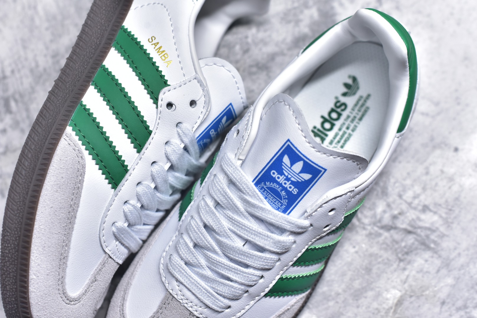 图片[9]-#AD Original Gazelle Indoor Trainers 瞪羚室内鞋系列低帮复古百搭休闲运动德训风板鞋 IG1024 高端零售特供批次 原厂定制长毛翻毛皮组合环保纤维革鞋面材质 内置环保海玻璃鞋垫 外置RB橡胶大底 产品品控稳定性领先行业 原厂全套原楦原纸板冲刀磨具开发 原厂皮料加持 原厂港宝加持定型后跟R度完美 将复古进行到底 简约流畅 三十年不变经典 这款Gazelle运动鞋 无论面料、配色、质感或设计 都只在重现其1991年原款的经典 皮革鞋面 撞色三条纹和鞋跟标的设计 力求呈现90年代的经典复古风潮 Samba火热的同时 也带动了其它的复古鞋型 Gazelle便是其中一只 Gazelle Indoor拥有包边更宽的T字型鞋头 更好的保护运动员的前掌 浓浓的复古氛围感 非常适合现在流行的Cleanfit风格 尺码：36-45-选品中心