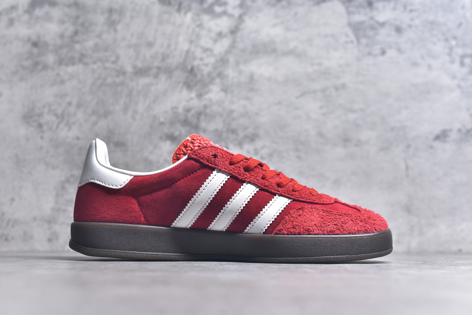 图片[3]-#AD Original Gazelle Indoor Trainers 瞪羚室内鞋系列低帮复古百搭休闲运动德训风板鞋 IF1808 高端零售特供批次 原厂定制长毛翻毛皮组合环保纤维革鞋面材质 内置环保海玻璃鞋垫 外置RB橡胶大底 产品品控稳定性领先行业 原厂全套原楦原纸板冲刀磨具开发 原厂皮料加持 原厂港宝加持定型后跟R度完美 将复古进行到底 简约流畅 三十年不变经典 这款Gazelle运动鞋 无论面料、配色、质感或设计 都只在重现其1991年原款的经典 皮革鞋面 撞色三条纹和鞋跟标的设计 力求呈现90年代的经典复古风潮 Samba火热的同时 也带动了其它的复古鞋型 Gazelle便是其中一只 Gazelle Indoor拥有包边更宽的T字型鞋头 更好的保护运动员的前掌 浓浓的复古氛围感 非常适合现在流行的Cleanfit风格 尺码：36-44-选品中心