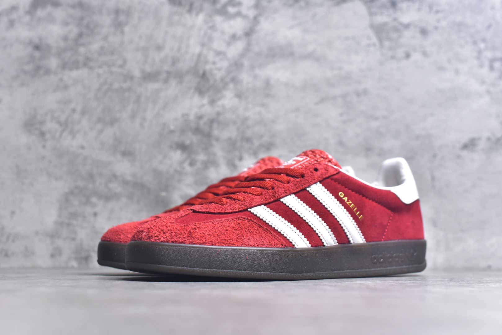 图片[2]-#AD Original Gazelle Indoor Trainers 瞪羚室内鞋系列低帮复古百搭休闲运动德训风板鞋 IF1808 高端零售特供批次 原厂定制长毛翻毛皮组合环保纤维革鞋面材质 内置环保海玻璃鞋垫 外置RB橡胶大底 产品品控稳定性领先行业 原厂全套原楦原纸板冲刀磨具开发 原厂皮料加持 原厂港宝加持定型后跟R度完美 将复古进行到底 简约流畅 三十年不变经典 这款Gazelle运动鞋 无论面料、配色、质感或设计 都只在重现其1991年原款的经典 皮革鞋面 撞色三条纹和鞋跟标的设计 力求呈现90年代的经典复古风潮 Samba火热的同时 也带动了其它的复古鞋型 Gazelle便是其中一只 Gazelle Indoor拥有包边更宽的T字型鞋头 更好的保护运动员的前掌 浓浓的复古氛围感 非常适合现在流行的Cleanfit风格 尺码：36-44-选品中心