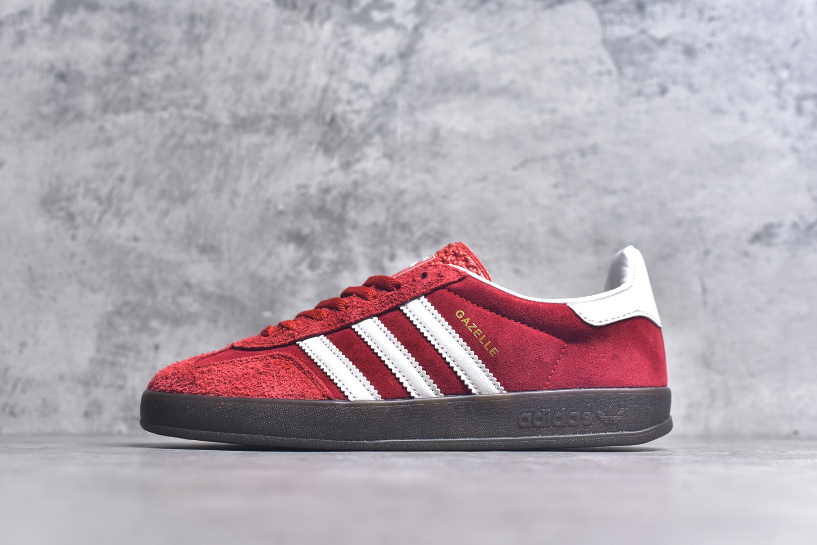 #AD Original Gazelle Indoor Trainers 瞪羚室内鞋系列低帮复古百搭休闲运动德训风板鞋 IF1808 高端零售特供批次 原厂定制长毛翻毛皮组合环保纤维革鞋面材质 内置环保海玻璃鞋垫 外置RB橡胶大底 产品品控稳定性领先行业 原厂全套原楦原纸板冲刀磨具开发 原厂皮料加持 原厂港宝加持定型后跟R度完美 将复古进行到底 简约流畅 三十年不变经典 这款Gazelle运动鞋 无论面料、配色、质感或设计 都只在重现其1991年原款的经典 皮革鞋面 撞色三条纹和鞋跟标的设计 力求呈现90年代的经典复古风潮 Samba火热的同时 也带动了其它的复古鞋型 Gazelle便是其中一只 Gazelle Indoor拥有包边更宽的T字型鞋头 更好的保护运动员的前掌 浓浓的复古氛围感 非常适合现在流行的Cleanfit风格 尺码：36-44-选品中心