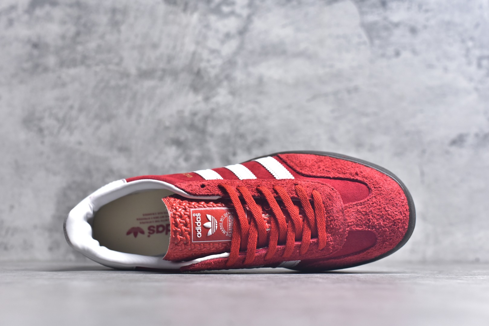 图片[4]-#AD Original Gazelle Indoor Trainers 瞪羚室内鞋系列低帮复古百搭休闲运动德训风板鞋 IF1808 高端零售特供批次 原厂定制长毛翻毛皮组合环保纤维革鞋面材质 内置环保海玻璃鞋垫 外置RB橡胶大底 产品品控稳定性领先行业 原厂全套原楦原纸板冲刀磨具开发 原厂皮料加持 原厂港宝加持定型后跟R度完美 将复古进行到底 简约流畅 三十年不变经典 这款Gazelle运动鞋 无论面料、配色、质感或设计 都只在重现其1991年原款的经典 皮革鞋面 撞色三条纹和鞋跟标的设计 力求呈现90年代的经典复古风潮 Samba火热的同时 也带动了其它的复古鞋型 Gazelle便是其中一只 Gazelle Indoor拥有包边更宽的T字型鞋头 更好的保护运动员的前掌 浓浓的复古氛围感 非常适合现在流行的Cleanfit风格 尺码：36-44-选品中心