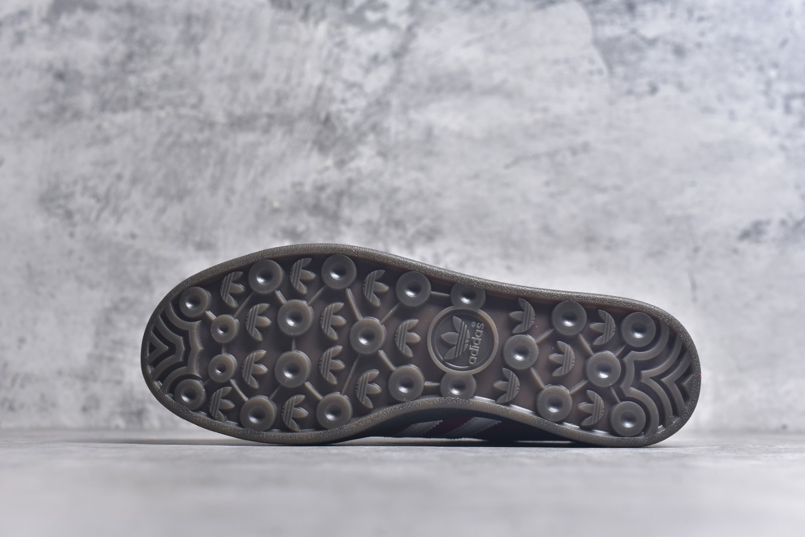图片[6]-#AD Original Gazelle Indoor Trainers 瞪羚室内鞋系列低帮复古百搭休闲运动德训风板鞋 IF1808 高端零售特供批次 原厂定制长毛翻毛皮组合环保纤维革鞋面材质 内置环保海玻璃鞋垫 外置RB橡胶大底 产品品控稳定性领先行业 原厂全套原楦原纸板冲刀磨具开发 原厂皮料加持 原厂港宝加持定型后跟R度完美 将复古进行到底 简约流畅 三十年不变经典 这款Gazelle运动鞋 无论面料、配色、质感或设计 都只在重现其1991年原款的经典 皮革鞋面 撞色三条纹和鞋跟标的设计 力求呈现90年代的经典复古风潮 Samba火热的同时 也带动了其它的复古鞋型 Gazelle便是其中一只 Gazelle Indoor拥有包边更宽的T字型鞋头 更好的保护运动员的前掌 浓浓的复古氛围感 非常适合现在流行的Cleanfit风格 尺码：36-44-选品中心