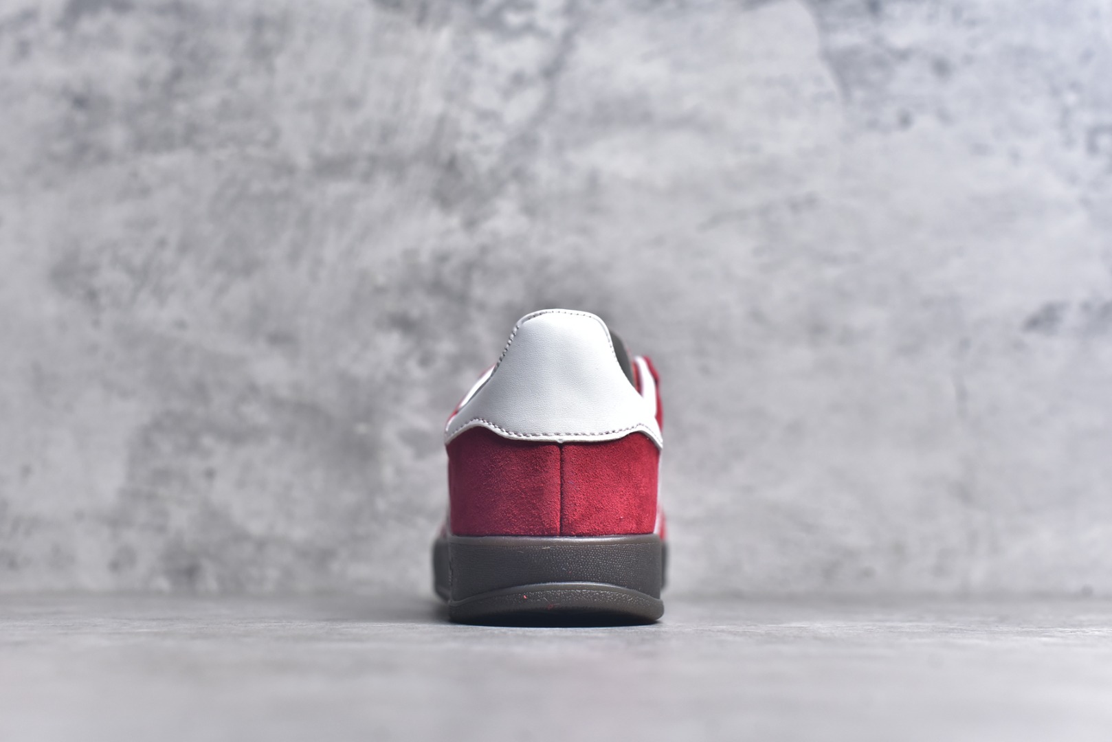 图片[5]-#AD Original Gazelle Indoor Trainers 瞪羚室内鞋系列低帮复古百搭休闲运动德训风板鞋 IF1808 高端零售特供批次 原厂定制长毛翻毛皮组合环保纤维革鞋面材质 内置环保海玻璃鞋垫 外置RB橡胶大底 产品品控稳定性领先行业 原厂全套原楦原纸板冲刀磨具开发 原厂皮料加持 原厂港宝加持定型后跟R度完美 将复古进行到底 简约流畅 三十年不变经典 这款Gazelle运动鞋 无论面料、配色、质感或设计 都只在重现其1991年原款的经典 皮革鞋面 撞色三条纹和鞋跟标的设计 力求呈现90年代的经典复古风潮 Samba火热的同时 也带动了其它的复古鞋型 Gazelle便是其中一只 Gazelle Indoor拥有包边更宽的T字型鞋头 更好的保护运动员的前掌 浓浓的复古氛围感 非常适合现在流行的Cleanfit风格 尺码：36-44-选品中心