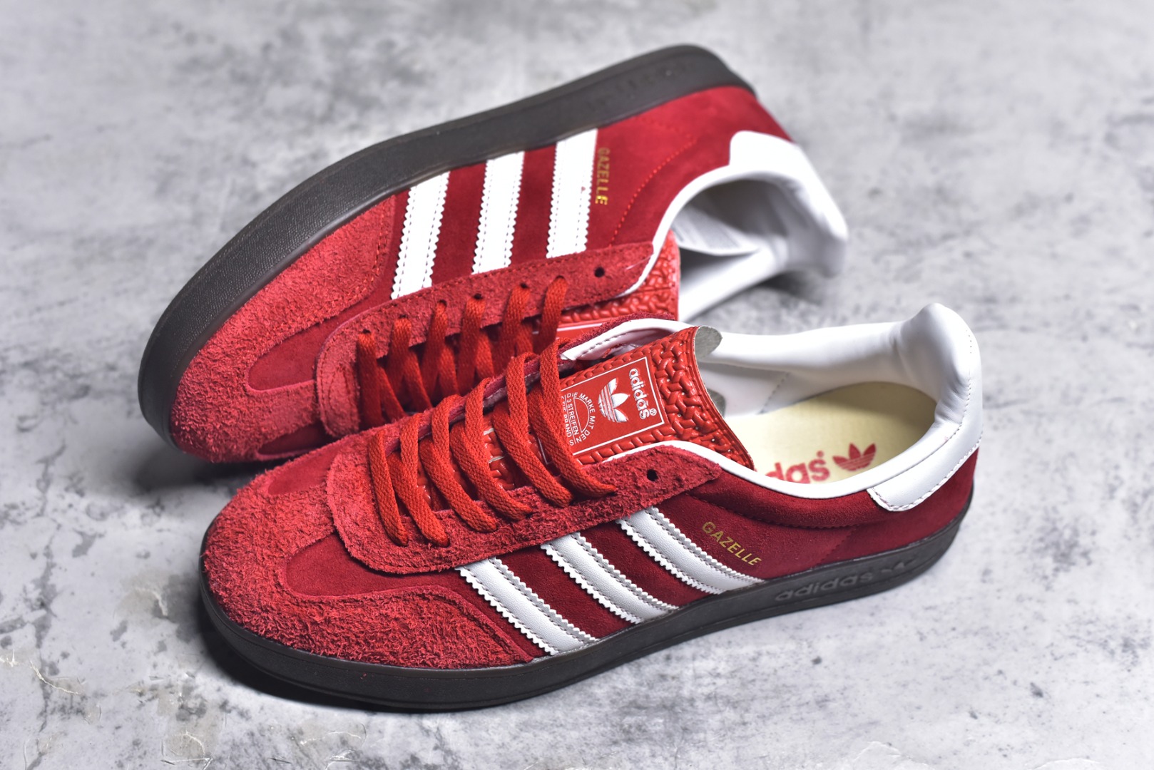 图片[7]-#AD Original Gazelle Indoor Trainers 瞪羚室内鞋系列低帮复古百搭休闲运动德训风板鞋 IF1808 高端零售特供批次 原厂定制长毛翻毛皮组合环保纤维革鞋面材质 内置环保海玻璃鞋垫 外置RB橡胶大底 产品品控稳定性领先行业 原厂全套原楦原纸板冲刀磨具开发 原厂皮料加持 原厂港宝加持定型后跟R度完美 将复古进行到底 简约流畅 三十年不变经典 这款Gazelle运动鞋 无论面料、配色、质感或设计 都只在重现其1991年原款的经典 皮革鞋面 撞色三条纹和鞋跟标的设计 力求呈现90年代的经典复古风潮 Samba火热的同时 也带动了其它的复古鞋型 Gazelle便是其中一只 Gazelle Indoor拥有包边更宽的T字型鞋头 更好的保护运动员的前掌 浓浓的复古氛围感 非常适合现在流行的Cleanfit风格 尺码：36-44-选品中心