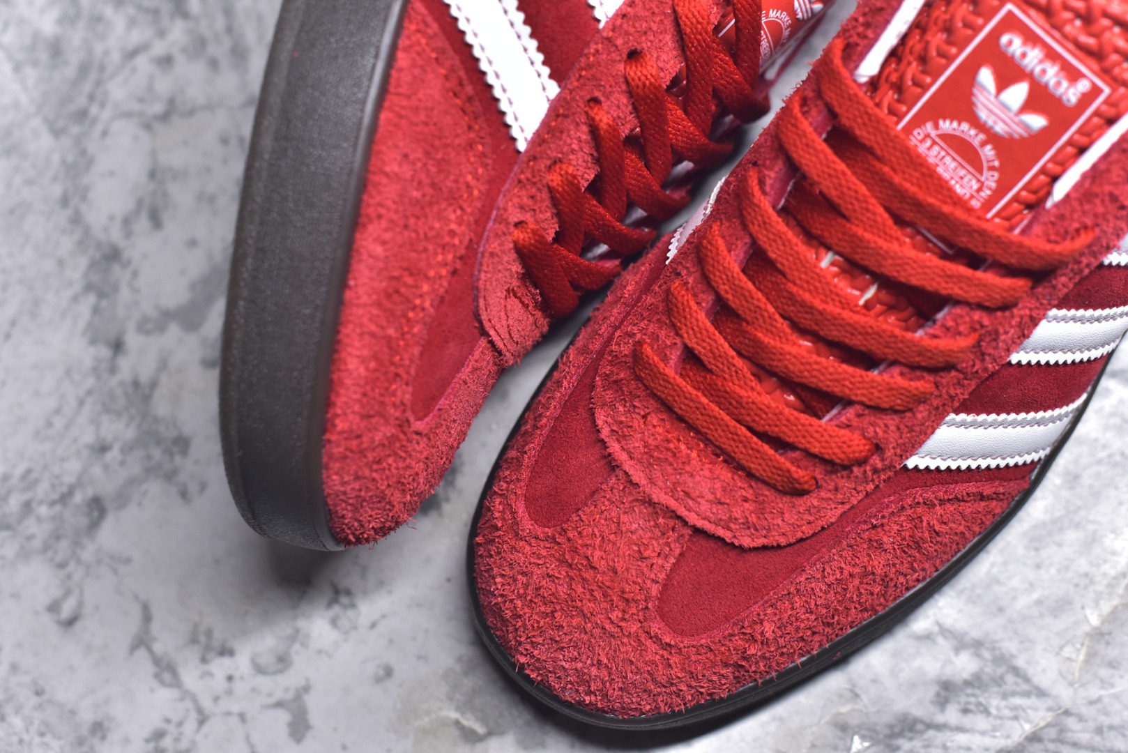 图片[8]-#AD Original Gazelle Indoor Trainers 瞪羚室内鞋系列低帮复古百搭休闲运动德训风板鞋 IF1808 高端零售特供批次 原厂定制长毛翻毛皮组合环保纤维革鞋面材质 内置环保海玻璃鞋垫 外置RB橡胶大底 产品品控稳定性领先行业 原厂全套原楦原纸板冲刀磨具开发 原厂皮料加持 原厂港宝加持定型后跟R度完美 将复古进行到底 简约流畅 三十年不变经典 这款Gazelle运动鞋 无论面料、配色、质感或设计 都只在重现其1991年原款的经典 皮革鞋面 撞色三条纹和鞋跟标的设计 力求呈现90年代的经典复古风潮 Samba火热的同时 也带动了其它的复古鞋型 Gazelle便是其中一只 Gazelle Indoor拥有包边更宽的T字型鞋头 更好的保护运动员的前掌 浓浓的复古氛围感 非常适合现在流行的Cleanfit风格 尺码：36-44-选品中心