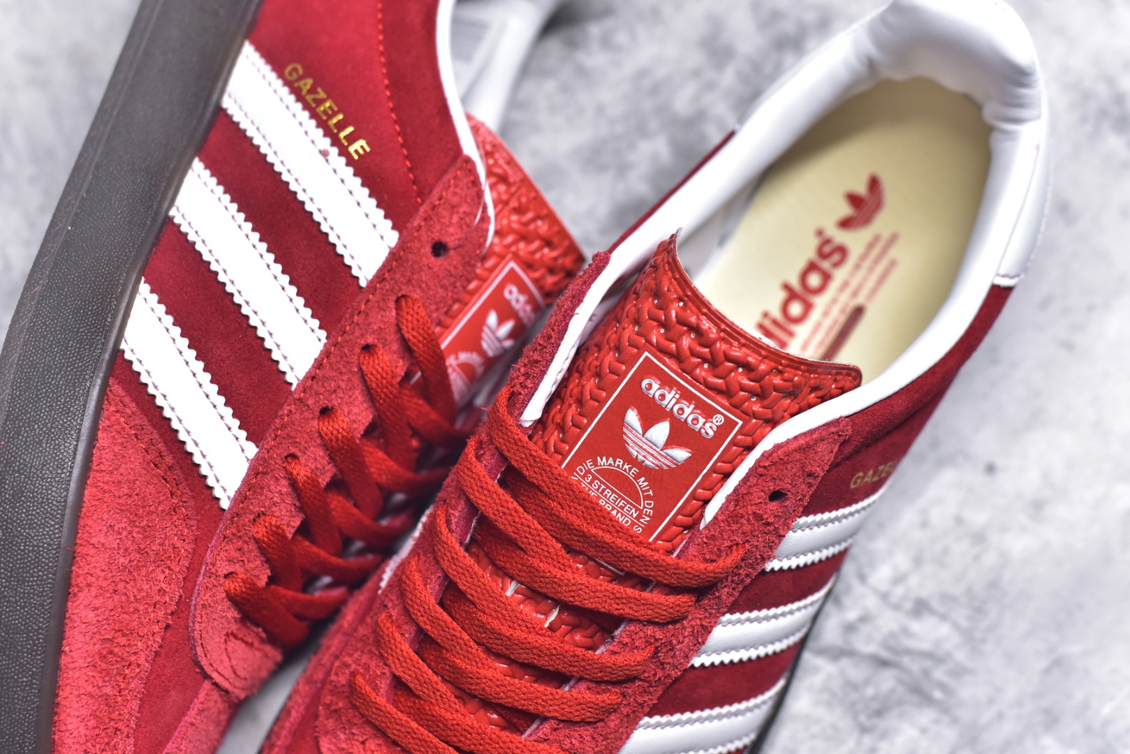图片[9]-#AD Original Gazelle Indoor Trainers 瞪羚室内鞋系列低帮复古百搭休闲运动德训风板鞋 IF1808 高端零售特供批次 原厂定制长毛翻毛皮组合环保纤维革鞋面材质 内置环保海玻璃鞋垫 外置RB橡胶大底 产品品控稳定性领先行业 原厂全套原楦原纸板冲刀磨具开发 原厂皮料加持 原厂港宝加持定型后跟R度完美 将复古进行到底 简约流畅 三十年不变经典 这款Gazelle运动鞋 无论面料、配色、质感或设计 都只在重现其1991年原款的经典 皮革鞋面 撞色三条纹和鞋跟标的设计 力求呈现90年代的经典复古风潮 Samba火热的同时 也带动了其它的复古鞋型 Gazelle便是其中一只 Gazelle Indoor拥有包边更宽的T字型鞋头 更好的保护运动员的前掌 浓浓的复古氛围感 非常适合现在流行的Cleanfit风格 尺码：36-44-选品中心