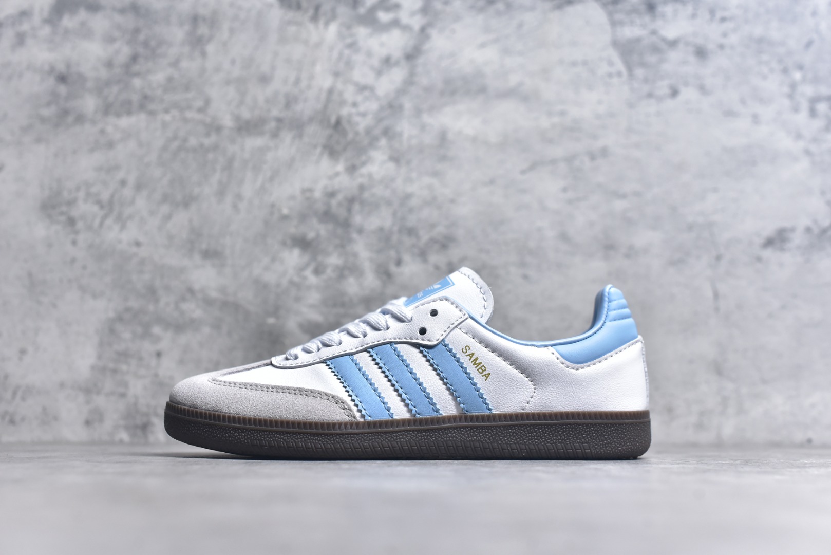 #AD Original Gazelle Indoor Trainers 瞪羚室内鞋系列低帮复古百搭休闲运动德训风板鞋 ID2055 高端零售特供批次 原厂定制长毛翻毛皮组合环保纤维革鞋面材质 内置环保海玻璃鞋垫 外置RB橡胶大底 产品品控稳定性领先行业 原厂全套原楦原纸板冲刀磨具开发 原厂皮料加持 原厂港宝加持定型后跟R度完美 将复古进行到底 简约流畅 三十年不变经典 这款Gazelle运动鞋 无论面料、配色、质感或设计 都只在重现其1991年原款的经典 皮革鞋面 撞色三条纹和鞋跟标的设计 力求呈现90年代的经典复古风潮 Samba火热的同时 也带动了其它的复古鞋型 Gazelle便是其中一只 Gazelle Indoor拥有包边更宽的T字型鞋头 更好的保护运动员的前掌 浓浓的复古氛围感 非常适合现在流行的Cleanfit风格 尺码：36-45-选品中心
