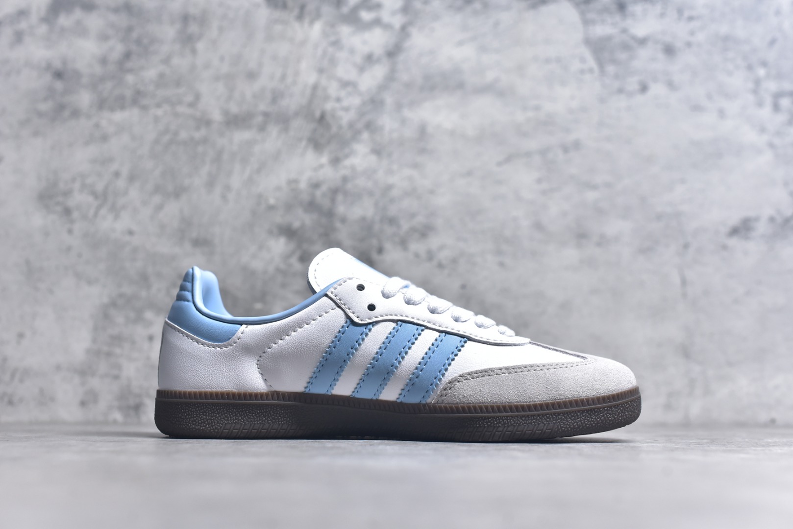 图片[3]-#AD Original Gazelle Indoor Trainers 瞪羚室内鞋系列低帮复古百搭休闲运动德训风板鞋 ID2055 高端零售特供批次 原厂定制长毛翻毛皮组合环保纤维革鞋面材质 内置环保海玻璃鞋垫 外置RB橡胶大底 产品品控稳定性领先行业 原厂全套原楦原纸板冲刀磨具开发 原厂皮料加持 原厂港宝加持定型后跟R度完美 将复古进行到底 简约流畅 三十年不变经典 这款Gazelle运动鞋 无论面料、配色、质感或设计 都只在重现其1991年原款的经典 皮革鞋面 撞色三条纹和鞋跟标的设计 力求呈现90年代的经典复古风潮 Samba火热的同时 也带动了其它的复古鞋型 Gazelle便是其中一只 Gazelle Indoor拥有包边更宽的T字型鞋头 更好的保护运动员的前掌 浓浓的复古氛围感 非常适合现在流行的Cleanfit风格 尺码：36-45-选品中心