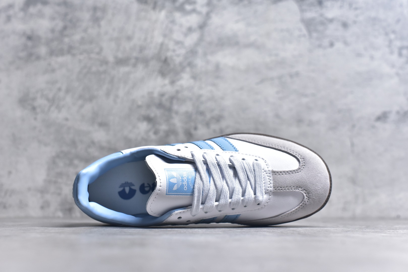 图片[4]-#AD Original Gazelle Indoor Trainers 瞪羚室内鞋系列低帮复古百搭休闲运动德训风板鞋 ID2055 高端零售特供批次 原厂定制长毛翻毛皮组合环保纤维革鞋面材质 内置环保海玻璃鞋垫 外置RB橡胶大底 产品品控稳定性领先行业 原厂全套原楦原纸板冲刀磨具开发 原厂皮料加持 原厂港宝加持定型后跟R度完美 将复古进行到底 简约流畅 三十年不变经典 这款Gazelle运动鞋 无论面料、配色、质感或设计 都只在重现其1991年原款的经典 皮革鞋面 撞色三条纹和鞋跟标的设计 力求呈现90年代的经典复古风潮 Samba火热的同时 也带动了其它的复古鞋型 Gazelle便是其中一只 Gazelle Indoor拥有包边更宽的T字型鞋头 更好的保护运动员的前掌 浓浓的复古氛围感 非常适合现在流行的Cleanfit风格 尺码：36-45-选品中心