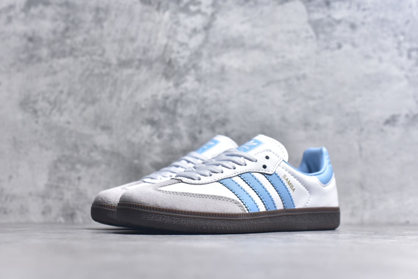 图片[2]-#AD Original Gazelle Indoor Trainers 瞪羚室内鞋系列低帮复古百搭休闲运动德训风板鞋 ID2055 高端零售特供批次 原厂定制长毛翻毛皮组合环保纤维革鞋面材质 内置环保海玻璃鞋垫 外置RB橡胶大底 产品品控稳定性领先行业 原厂全套原楦原纸板冲刀磨具开发 原厂皮料加持 原厂港宝加持定型后跟R度完美 将复古进行到底 简约流畅 三十年不变经典 这款Gazelle运动鞋 无论面料、配色、质感或设计 都只在重现其1991年原款的经典 皮革鞋面 撞色三条纹和鞋跟标的设计 力求呈现90年代的经典复古风潮 Samba火热的同时 也带动了其它的复古鞋型 Gazelle便是其中一只 Gazelle Indoor拥有包边更宽的T字型鞋头 更好的保护运动员的前掌 浓浓的复古氛围感 非常适合现在流行的Cleanfit风格 尺码：36-45-选品中心
