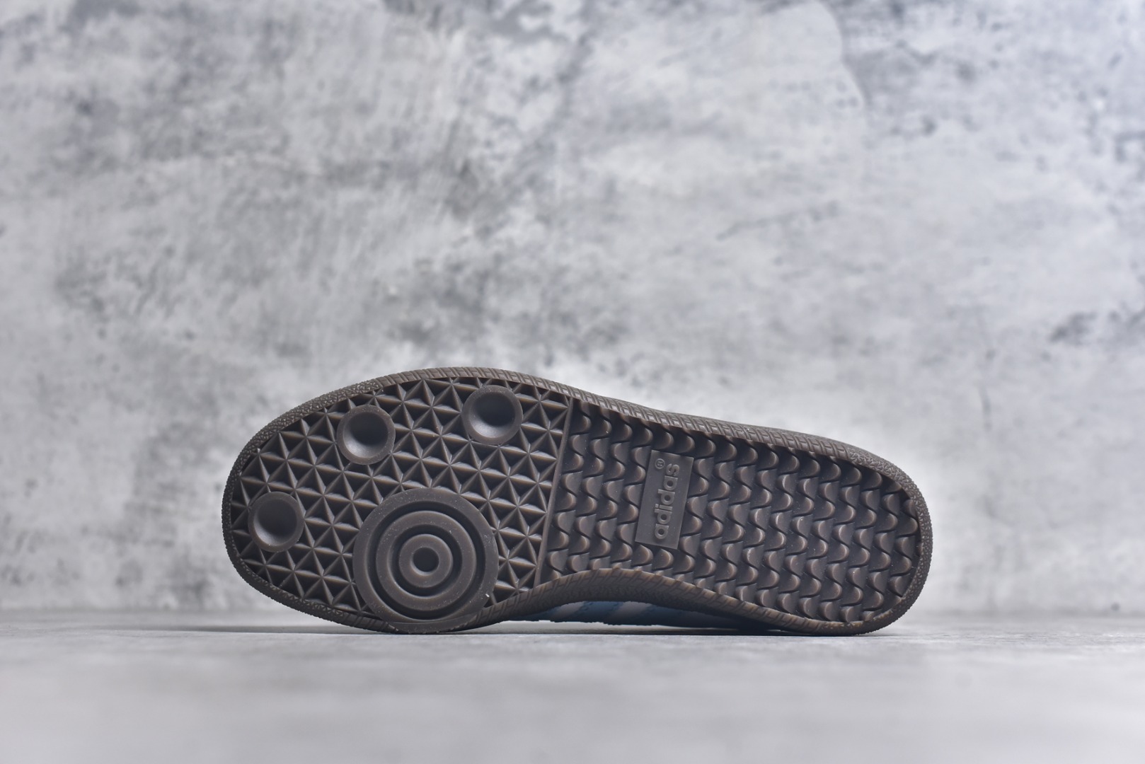 图片[6]-#AD Original Gazelle Indoor Trainers 瞪羚室内鞋系列低帮复古百搭休闲运动德训风板鞋 ID2055 高端零售特供批次 原厂定制长毛翻毛皮组合环保纤维革鞋面材质 内置环保海玻璃鞋垫 外置RB橡胶大底 产品品控稳定性领先行业 原厂全套原楦原纸板冲刀磨具开发 原厂皮料加持 原厂港宝加持定型后跟R度完美 将复古进行到底 简约流畅 三十年不变经典 这款Gazelle运动鞋 无论面料、配色、质感或设计 都只在重现其1991年原款的经典 皮革鞋面 撞色三条纹和鞋跟标的设计 力求呈现90年代的经典复古风潮 Samba火热的同时 也带动了其它的复古鞋型 Gazelle便是其中一只 Gazelle Indoor拥有包边更宽的T字型鞋头 更好的保护运动员的前掌 浓浓的复古氛围感 非常适合现在流行的Cleanfit风格 尺码：36-45-选品中心