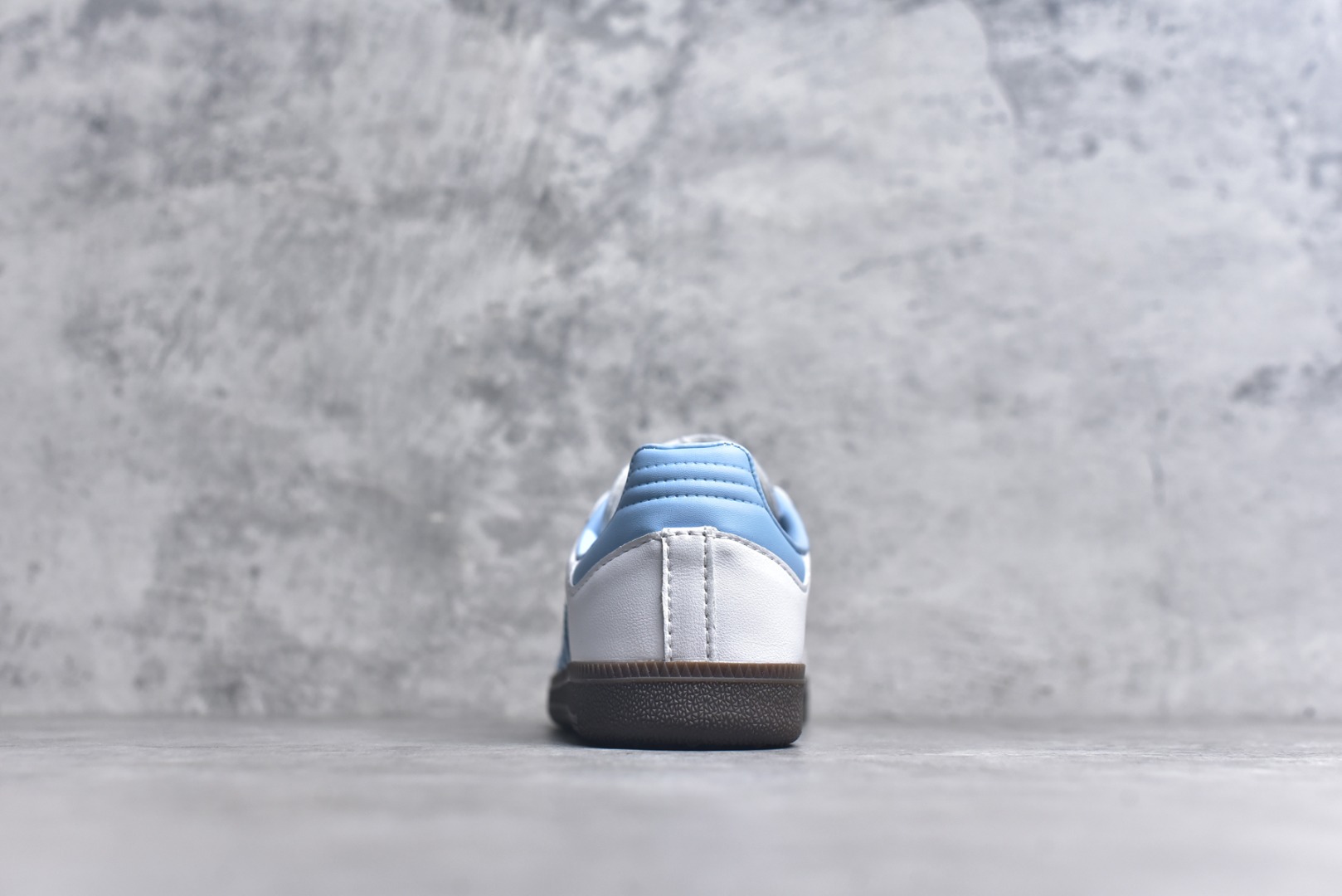 图片[5]-#AD Original Gazelle Indoor Trainers 瞪羚室内鞋系列低帮复古百搭休闲运动德训风板鞋 ID2055 高端零售特供批次 原厂定制长毛翻毛皮组合环保纤维革鞋面材质 内置环保海玻璃鞋垫 外置RB橡胶大底 产品品控稳定性领先行业 原厂全套原楦原纸板冲刀磨具开发 原厂皮料加持 原厂港宝加持定型后跟R度完美 将复古进行到底 简约流畅 三十年不变经典 这款Gazelle运动鞋 无论面料、配色、质感或设计 都只在重现其1991年原款的经典 皮革鞋面 撞色三条纹和鞋跟标的设计 力求呈现90年代的经典复古风潮 Samba火热的同时 也带动了其它的复古鞋型 Gazelle便是其中一只 Gazelle Indoor拥有包边更宽的T字型鞋头 更好的保护运动员的前掌 浓浓的复古氛围感 非常适合现在流行的Cleanfit风格 尺码：36-45-选品中心