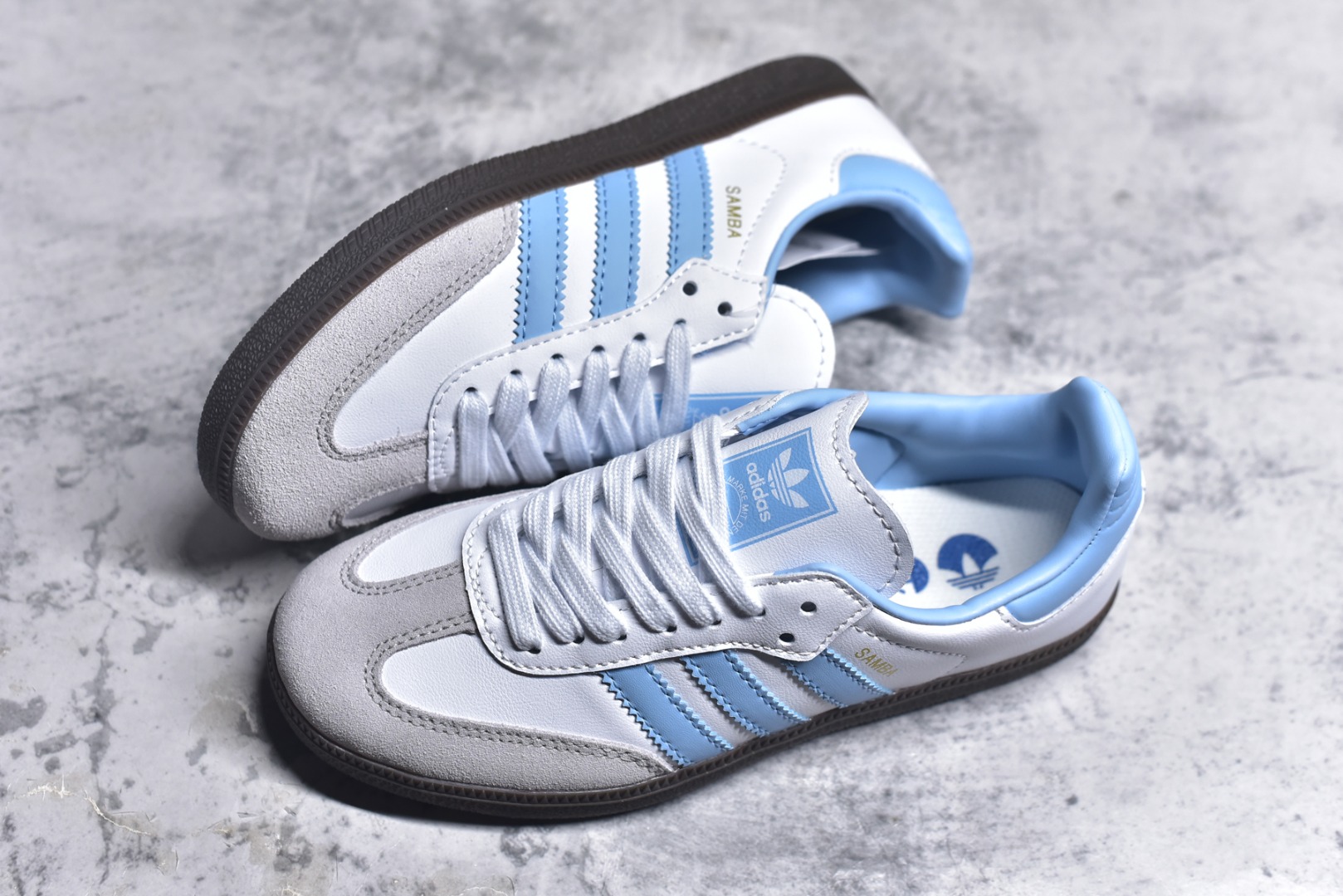 图片[7]-#AD Original Gazelle Indoor Trainers 瞪羚室内鞋系列低帮复古百搭休闲运动德训风板鞋 ID2055 高端零售特供批次 原厂定制长毛翻毛皮组合环保纤维革鞋面材质 内置环保海玻璃鞋垫 外置RB橡胶大底 产品品控稳定性领先行业 原厂全套原楦原纸板冲刀磨具开发 原厂皮料加持 原厂港宝加持定型后跟R度完美 将复古进行到底 简约流畅 三十年不变经典 这款Gazelle运动鞋 无论面料、配色、质感或设计 都只在重现其1991年原款的经典 皮革鞋面 撞色三条纹和鞋跟标的设计 力求呈现90年代的经典复古风潮 Samba火热的同时 也带动了其它的复古鞋型 Gazelle便是其中一只 Gazelle Indoor拥有包边更宽的T字型鞋头 更好的保护运动员的前掌 浓浓的复古氛围感 非常适合现在流行的Cleanfit风格 尺码：36-45-选品中心