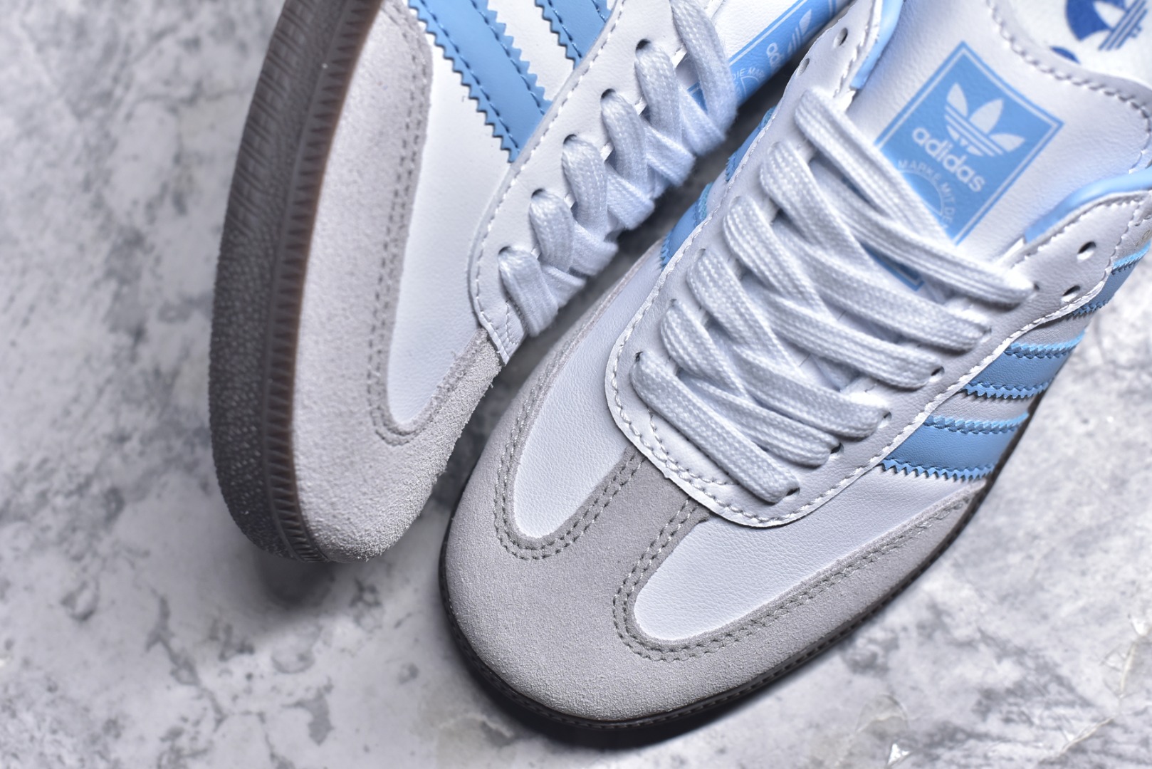 图片[8]-#AD Original Gazelle Indoor Trainers 瞪羚室内鞋系列低帮复古百搭休闲运动德训风板鞋 ID2055 高端零售特供批次 原厂定制长毛翻毛皮组合环保纤维革鞋面材质 内置环保海玻璃鞋垫 外置RB橡胶大底 产品品控稳定性领先行业 原厂全套原楦原纸板冲刀磨具开发 原厂皮料加持 原厂港宝加持定型后跟R度完美 将复古进行到底 简约流畅 三十年不变经典 这款Gazelle运动鞋 无论面料、配色、质感或设计 都只在重现其1991年原款的经典 皮革鞋面 撞色三条纹和鞋跟标的设计 力求呈现90年代的经典复古风潮 Samba火热的同时 也带动了其它的复古鞋型 Gazelle便是其中一只 Gazelle Indoor拥有包边更宽的T字型鞋头 更好的保护运动员的前掌 浓浓的复古氛围感 非常适合现在流行的Cleanfit风格 尺码：36-45-选品中心