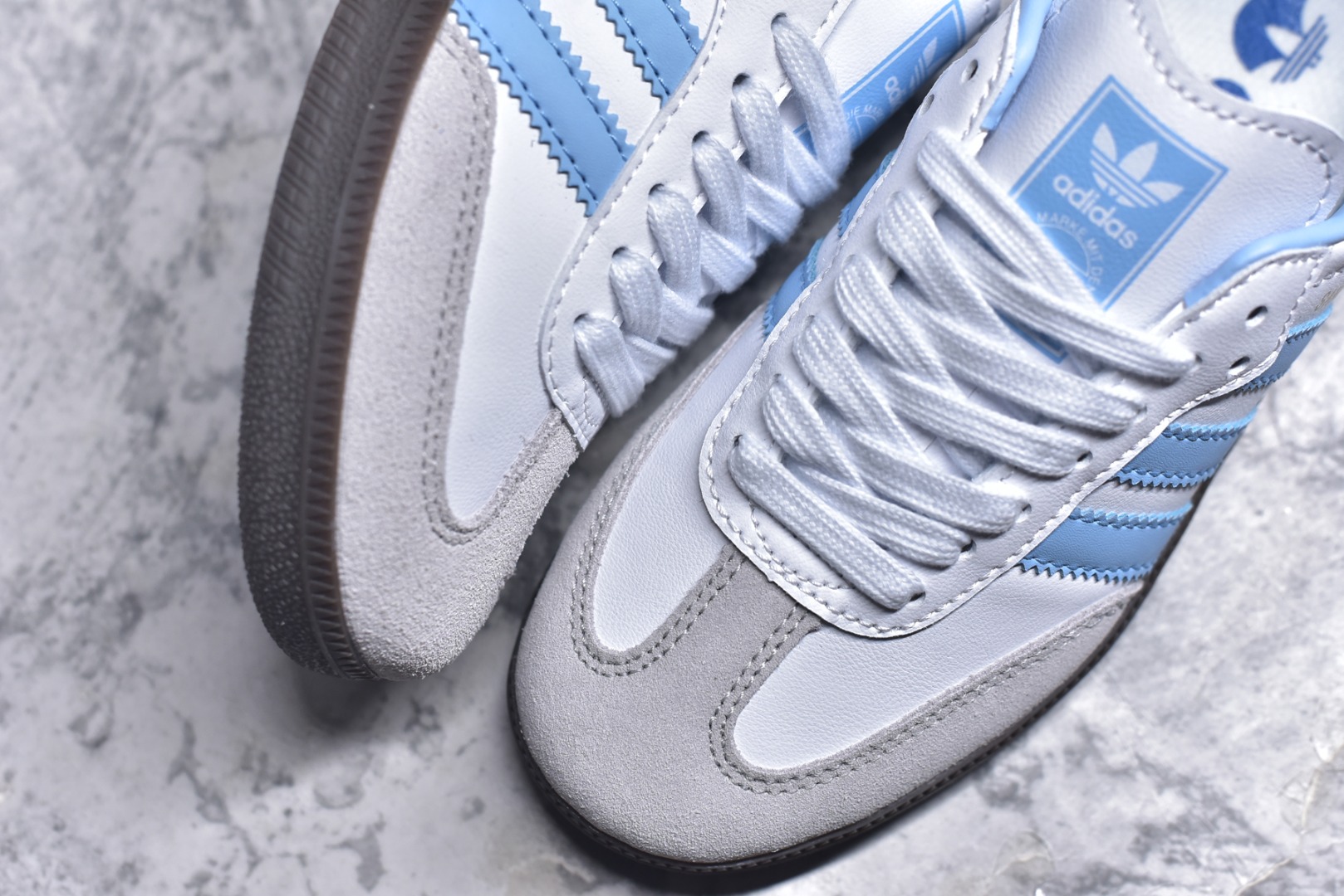 图片[9]-#AD Original Gazelle Indoor Trainers 瞪羚室内鞋系列低帮复古百搭休闲运动德训风板鞋 ID2055 高端零售特供批次 原厂定制长毛翻毛皮组合环保纤维革鞋面材质 内置环保海玻璃鞋垫 外置RB橡胶大底 产品品控稳定性领先行业 原厂全套原楦原纸板冲刀磨具开发 原厂皮料加持 原厂港宝加持定型后跟R度完美 将复古进行到底 简约流畅 三十年不变经典 这款Gazelle运动鞋 无论面料、配色、质感或设计 都只在重现其1991年原款的经典 皮革鞋面 撞色三条纹和鞋跟标的设计 力求呈现90年代的经典复古风潮 Samba火热的同时 也带动了其它的复古鞋型 Gazelle便是其中一只 Gazelle Indoor拥有包边更宽的T字型鞋头 更好的保护运动员的前掌 浓浓的复古氛围感 非常适合现在流行的Cleanfit风格 尺码：36-45-选品中心