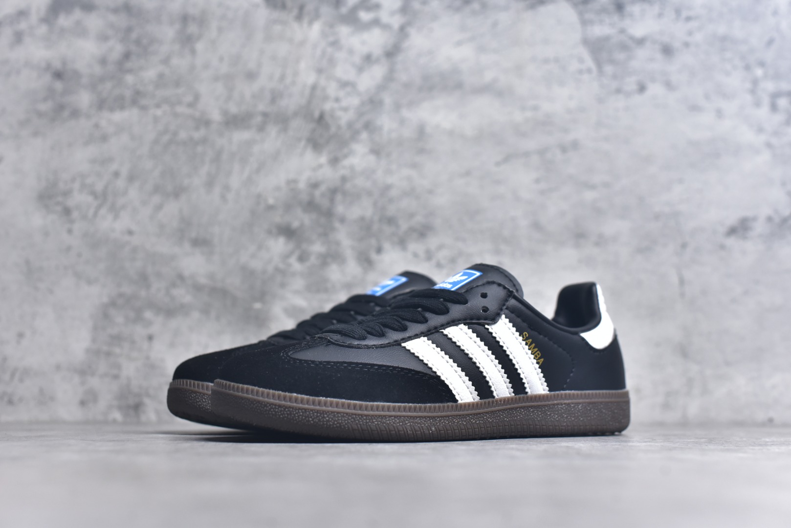 图片[2]-#AD Original Gazelle Indoor Trainers 瞪羚室内鞋系列低帮复古百搭休闲运动德训风板鞋 B75807 高端零售特供批次 原厂定制长毛翻毛皮组合环保纤维革鞋面材质 内置环保海玻璃鞋垫 外置RB橡胶大底 产品品控稳定性领先行业 原厂全套原楦原纸板冲刀磨具开发 原厂皮料加持 原厂港宝加持定型后跟R度完美 将复古进行到底 简约流畅 三十年不变经典 这款Gazelle运动鞋 无论面料、配色、质感或设计 都只在重现其1991年原款的经典 皮革鞋面 撞色三条纹和鞋跟标的设计 力求呈现90年代的经典复古风潮 Samba火热的同时 也带动了其它的复古鞋型 Gazelle便是其中一只 Gazelle Indoor拥有包边更宽的T字型鞋头 更好的保护运动员的前掌 浓浓的复古氛围感 非常适合现在流行的Cleanfit风格 尺码：36-45-选品中心