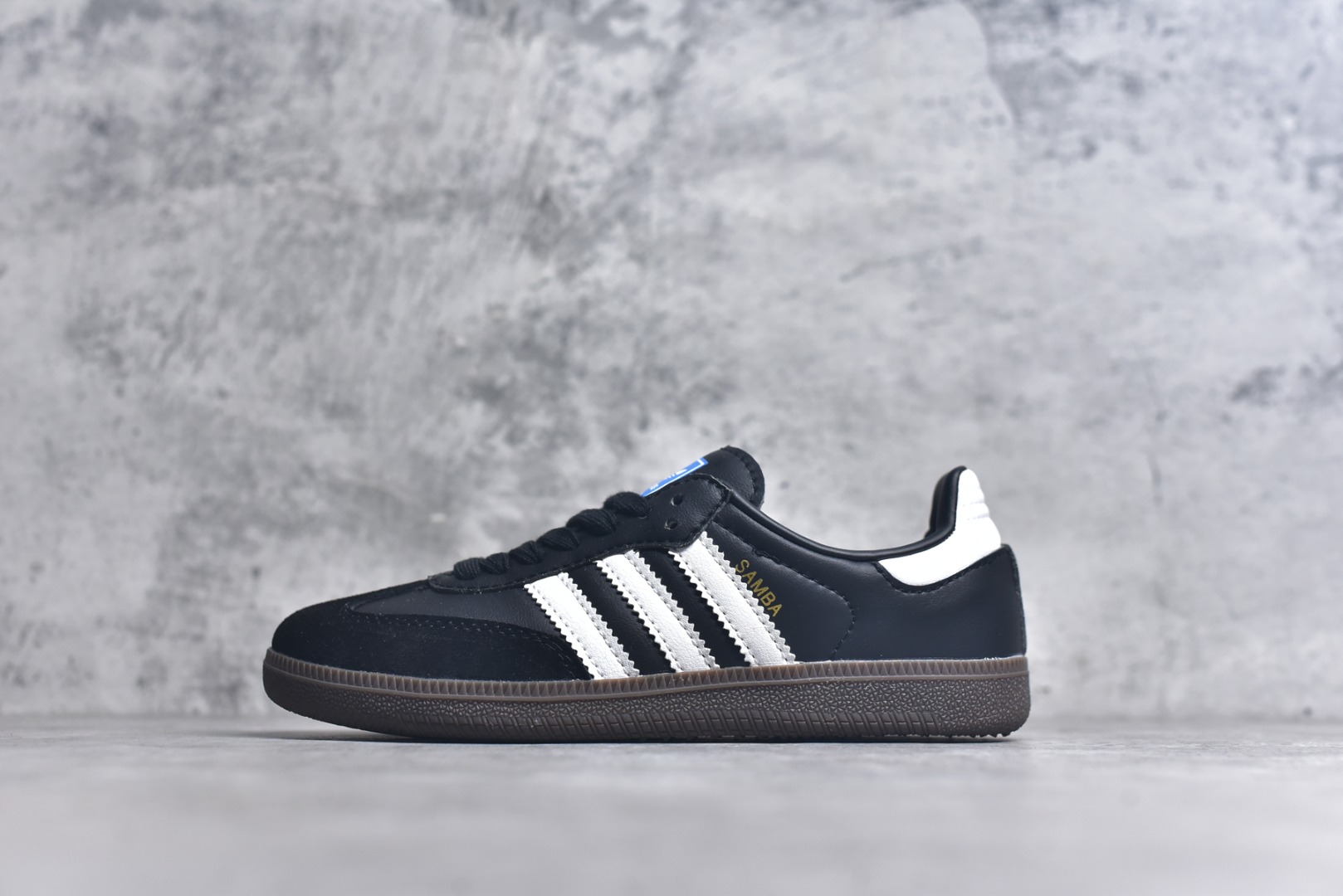 #AD Original Gazelle Indoor Trainers 瞪羚室内鞋系列低帮复古百搭休闲运动德训风板鞋 B75807 高端零售特供批次 原厂定制长毛翻毛皮组合环保纤维革鞋面材质 内置环保海玻璃鞋垫 外置RB橡胶大底 产品品控稳定性领先行业 原厂全套原楦原纸板冲刀磨具开发 原厂皮料加持 原厂港宝加持定型后跟R度完美 将复古进行到底 简约流畅 三十年不变经典 这款Gazelle运动鞋 无论面料、配色、质感或设计 都只在重现其1991年原款的经典 皮革鞋面 撞色三条纹和鞋跟标的设计 力求呈现90年代的经典复古风潮 Samba火热的同时 也带动了其它的复古鞋型 Gazelle便是其中一只 Gazelle Indoor拥有包边更宽的T字型鞋头 更好的保护运动员的前掌 浓浓的复古氛围感 非常适合现在流行的Cleanfit风格 尺码：36-45-选品中心