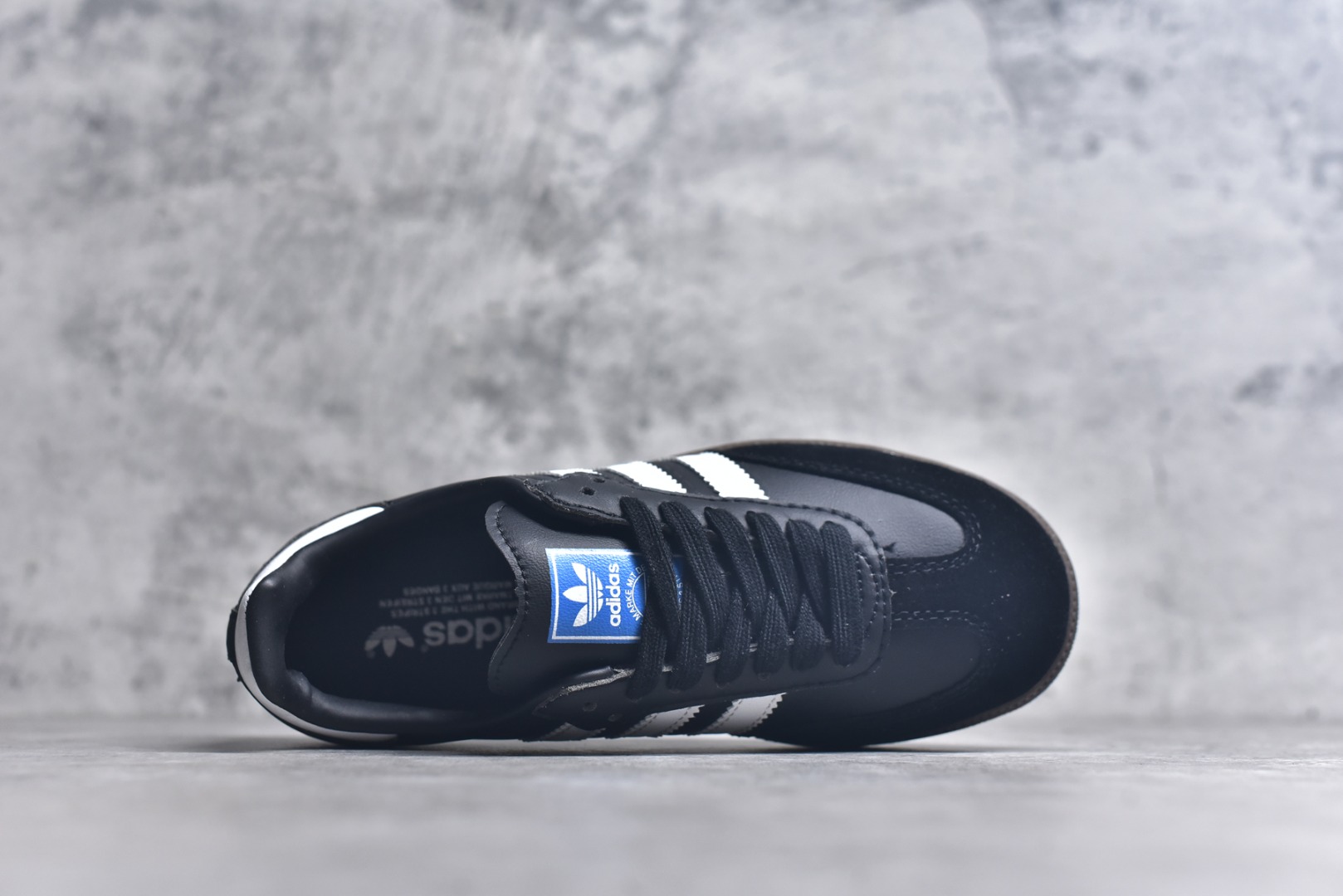 图片[4]-#AD Original Gazelle Indoor Trainers 瞪羚室内鞋系列低帮复古百搭休闲运动德训风板鞋 B75807 高端零售特供批次 原厂定制长毛翻毛皮组合环保纤维革鞋面材质 内置环保海玻璃鞋垫 外置RB橡胶大底 产品品控稳定性领先行业 原厂全套原楦原纸板冲刀磨具开发 原厂皮料加持 原厂港宝加持定型后跟R度完美 将复古进行到底 简约流畅 三十年不变经典 这款Gazelle运动鞋 无论面料、配色、质感或设计 都只在重现其1991年原款的经典 皮革鞋面 撞色三条纹和鞋跟标的设计 力求呈现90年代的经典复古风潮 Samba火热的同时 也带动了其它的复古鞋型 Gazelle便是其中一只 Gazelle Indoor拥有包边更宽的T字型鞋头 更好的保护运动员的前掌 浓浓的复古氛围感 非常适合现在流行的Cleanfit风格 尺码：36-45-选品中心