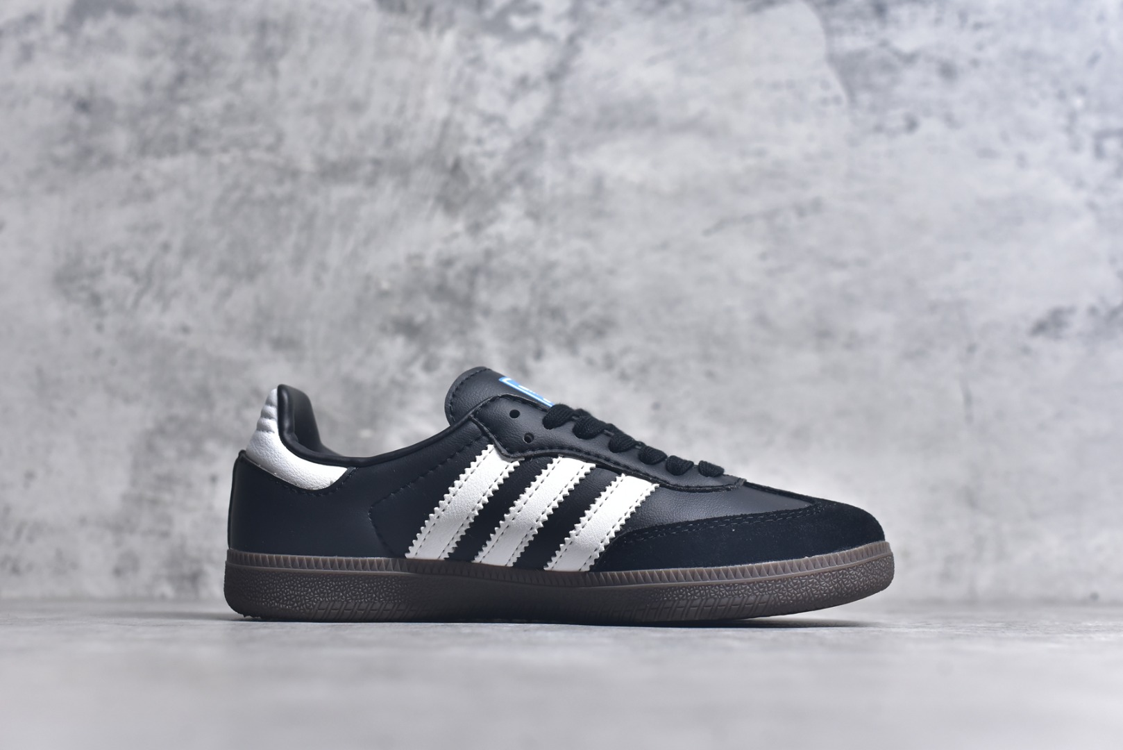 图片[3]-#AD Original Gazelle Indoor Trainers 瞪羚室内鞋系列低帮复古百搭休闲运动德训风板鞋 B75807 高端零售特供批次 原厂定制长毛翻毛皮组合环保纤维革鞋面材质 内置环保海玻璃鞋垫 外置RB橡胶大底 产品品控稳定性领先行业 原厂全套原楦原纸板冲刀磨具开发 原厂皮料加持 原厂港宝加持定型后跟R度完美 将复古进行到底 简约流畅 三十年不变经典 这款Gazelle运动鞋 无论面料、配色、质感或设计 都只在重现其1991年原款的经典 皮革鞋面 撞色三条纹和鞋跟标的设计 力求呈现90年代的经典复古风潮 Samba火热的同时 也带动了其它的复古鞋型 Gazelle便是其中一只 Gazelle Indoor拥有包边更宽的T字型鞋头 更好的保护运动员的前掌 浓浓的复古氛围感 非常适合现在流行的Cleanfit风格 尺码：36-45-选品中心