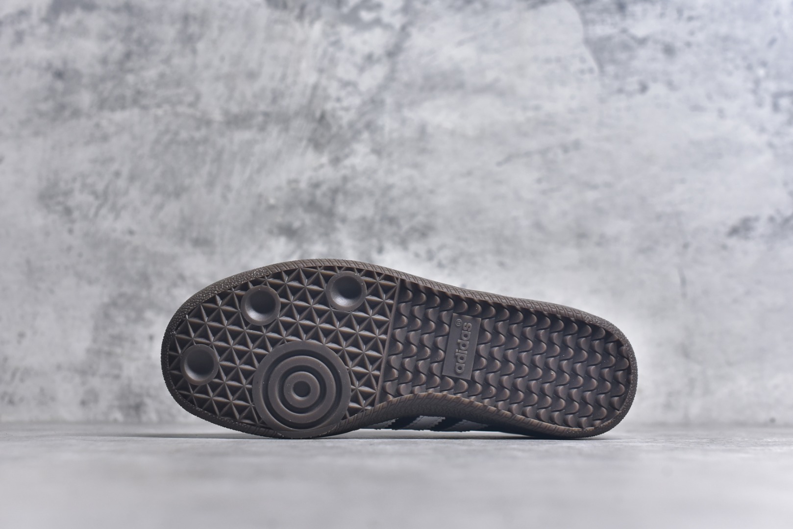 图片[6]-#AD Original Gazelle Indoor Trainers 瞪羚室内鞋系列低帮复古百搭休闲运动德训风板鞋 B75807 高端零售特供批次 原厂定制长毛翻毛皮组合环保纤维革鞋面材质 内置环保海玻璃鞋垫 外置RB橡胶大底 产品品控稳定性领先行业 原厂全套原楦原纸板冲刀磨具开发 原厂皮料加持 原厂港宝加持定型后跟R度完美 将复古进行到底 简约流畅 三十年不变经典 这款Gazelle运动鞋 无论面料、配色、质感或设计 都只在重现其1991年原款的经典 皮革鞋面 撞色三条纹和鞋跟标的设计 力求呈现90年代的经典复古风潮 Samba火热的同时 也带动了其它的复古鞋型 Gazelle便是其中一只 Gazelle Indoor拥有包边更宽的T字型鞋头 更好的保护运动员的前掌 浓浓的复古氛围感 非常适合现在流行的Cleanfit风格 尺码：36-45-选品中心