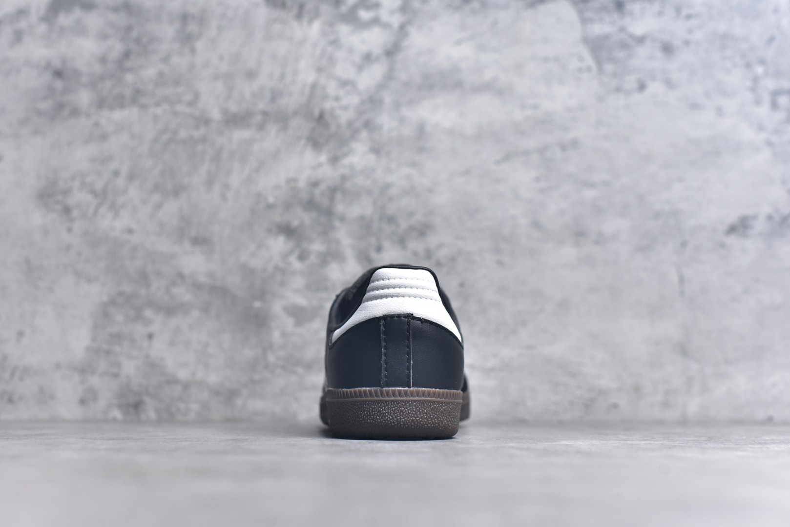 图片[5]-#AD Original Gazelle Indoor Trainers 瞪羚室内鞋系列低帮复古百搭休闲运动德训风板鞋 B75807 高端零售特供批次 原厂定制长毛翻毛皮组合环保纤维革鞋面材质 内置环保海玻璃鞋垫 外置RB橡胶大底 产品品控稳定性领先行业 原厂全套原楦原纸板冲刀磨具开发 原厂皮料加持 原厂港宝加持定型后跟R度完美 将复古进行到底 简约流畅 三十年不变经典 这款Gazelle运动鞋 无论面料、配色、质感或设计 都只在重现其1991年原款的经典 皮革鞋面 撞色三条纹和鞋跟标的设计 力求呈现90年代的经典复古风潮 Samba火热的同时 也带动了其它的复古鞋型 Gazelle便是其中一只 Gazelle Indoor拥有包边更宽的T字型鞋头 更好的保护运动员的前掌 浓浓的复古氛围感 非常适合现在流行的Cleanfit风格 尺码：36-45-选品中心