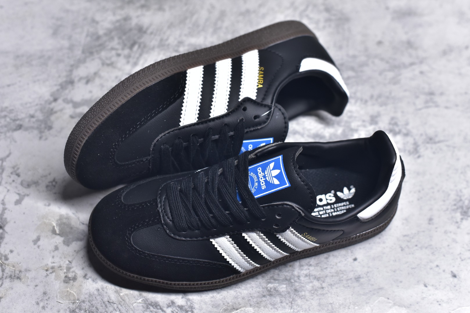 图片[7]-#AD Original Gazelle Indoor Trainers 瞪羚室内鞋系列低帮复古百搭休闲运动德训风板鞋 B75807 高端零售特供批次 原厂定制长毛翻毛皮组合环保纤维革鞋面材质 内置环保海玻璃鞋垫 外置RB橡胶大底 产品品控稳定性领先行业 原厂全套原楦原纸板冲刀磨具开发 原厂皮料加持 原厂港宝加持定型后跟R度完美 将复古进行到底 简约流畅 三十年不变经典 这款Gazelle运动鞋 无论面料、配色、质感或设计 都只在重现其1991年原款的经典 皮革鞋面 撞色三条纹和鞋跟标的设计 力求呈现90年代的经典复古风潮 Samba火热的同时 也带动了其它的复古鞋型 Gazelle便是其中一只 Gazelle Indoor拥有包边更宽的T字型鞋头 更好的保护运动员的前掌 浓浓的复古氛围感 非常适合现在流行的Cleanfit风格 尺码：36-45-选品中心