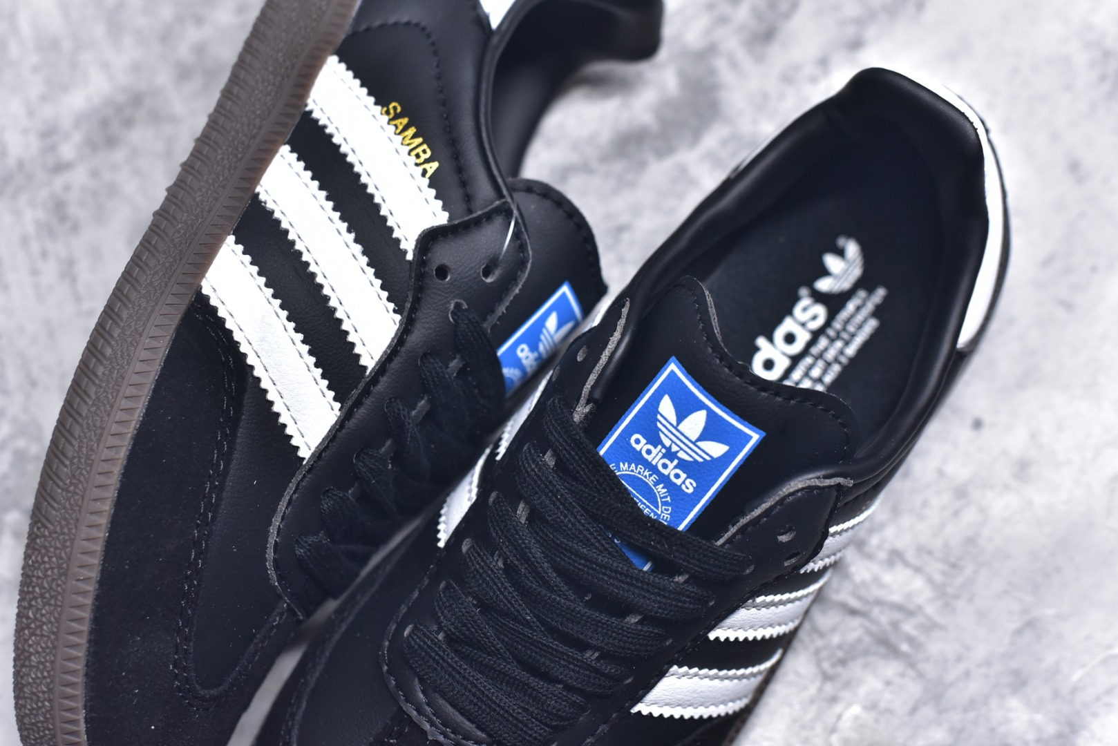 图片[9]-#AD Original Gazelle Indoor Trainers 瞪羚室内鞋系列低帮复古百搭休闲运动德训风板鞋 B75807 高端零售特供批次 原厂定制长毛翻毛皮组合环保纤维革鞋面材质 内置环保海玻璃鞋垫 外置RB橡胶大底 产品品控稳定性领先行业 原厂全套原楦原纸板冲刀磨具开发 原厂皮料加持 原厂港宝加持定型后跟R度完美 将复古进行到底 简约流畅 三十年不变经典 这款Gazelle运动鞋 无论面料、配色、质感或设计 都只在重现其1991年原款的经典 皮革鞋面 撞色三条纹和鞋跟标的设计 力求呈现90年代的经典复古风潮 Samba火热的同时 也带动了其它的复古鞋型 Gazelle便是其中一只 Gazelle Indoor拥有包边更宽的T字型鞋头 更好的保护运动员的前掌 浓浓的复古氛围感 非常适合现在流行的Cleanfit风格 尺码：36-45-选品中心
