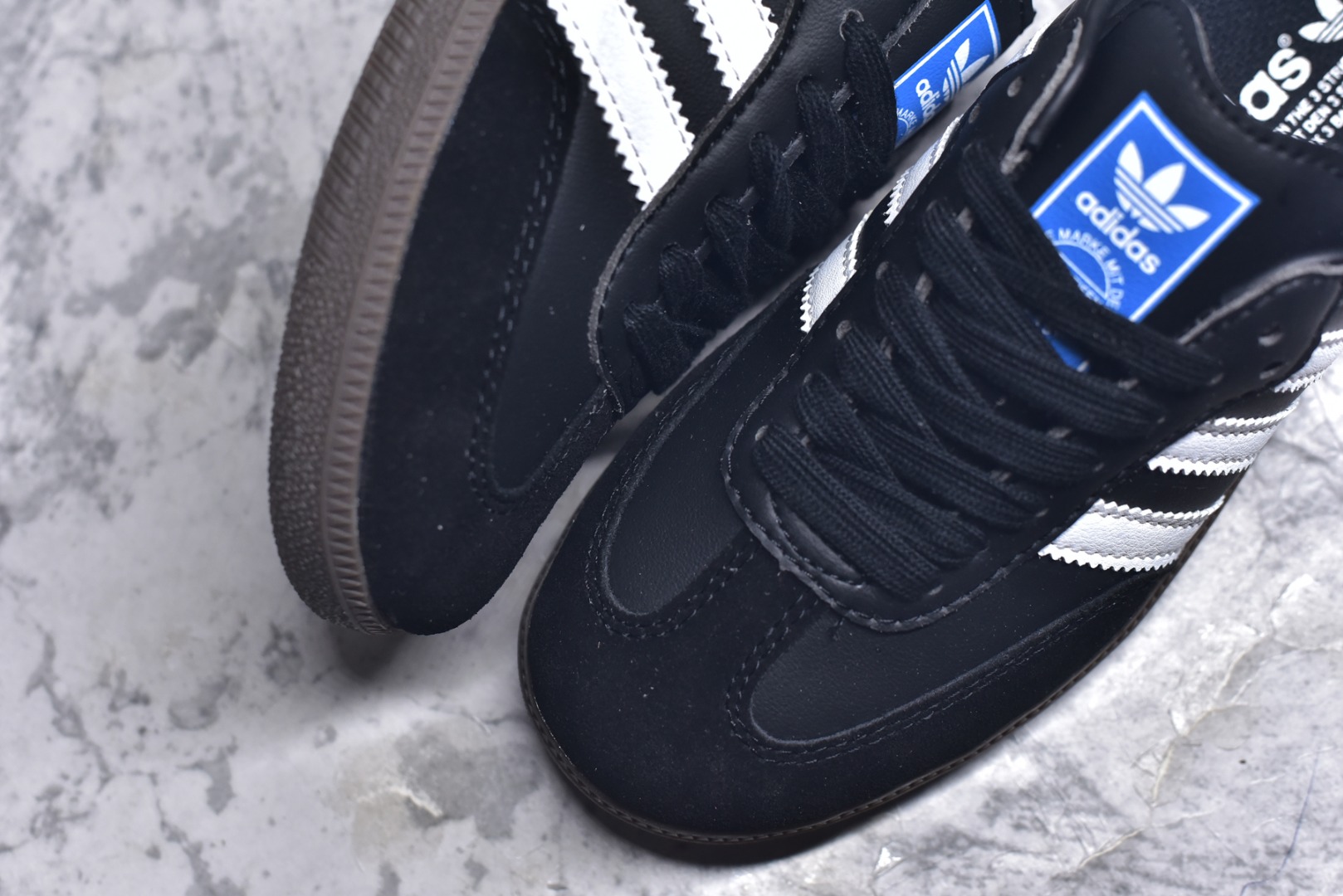 图片[8]-#AD Original Gazelle Indoor Trainers 瞪羚室内鞋系列低帮复古百搭休闲运动德训风板鞋 B75807 高端零售特供批次 原厂定制长毛翻毛皮组合环保纤维革鞋面材质 内置环保海玻璃鞋垫 外置RB橡胶大底 产品品控稳定性领先行业 原厂全套原楦原纸板冲刀磨具开发 原厂皮料加持 原厂港宝加持定型后跟R度完美 将复古进行到底 简约流畅 三十年不变经典 这款Gazelle运动鞋 无论面料、配色、质感或设计 都只在重现其1991年原款的经典 皮革鞋面 撞色三条纹和鞋跟标的设计 力求呈现90年代的经典复古风潮 Samba火热的同时 也带动了其它的复古鞋型 Gazelle便是其中一只 Gazelle Indoor拥有包边更宽的T字型鞋头 更好的保护运动员的前掌 浓浓的复古氛围感 非常适合现在流行的Cleanfit风格 尺码：36-45-选品中心